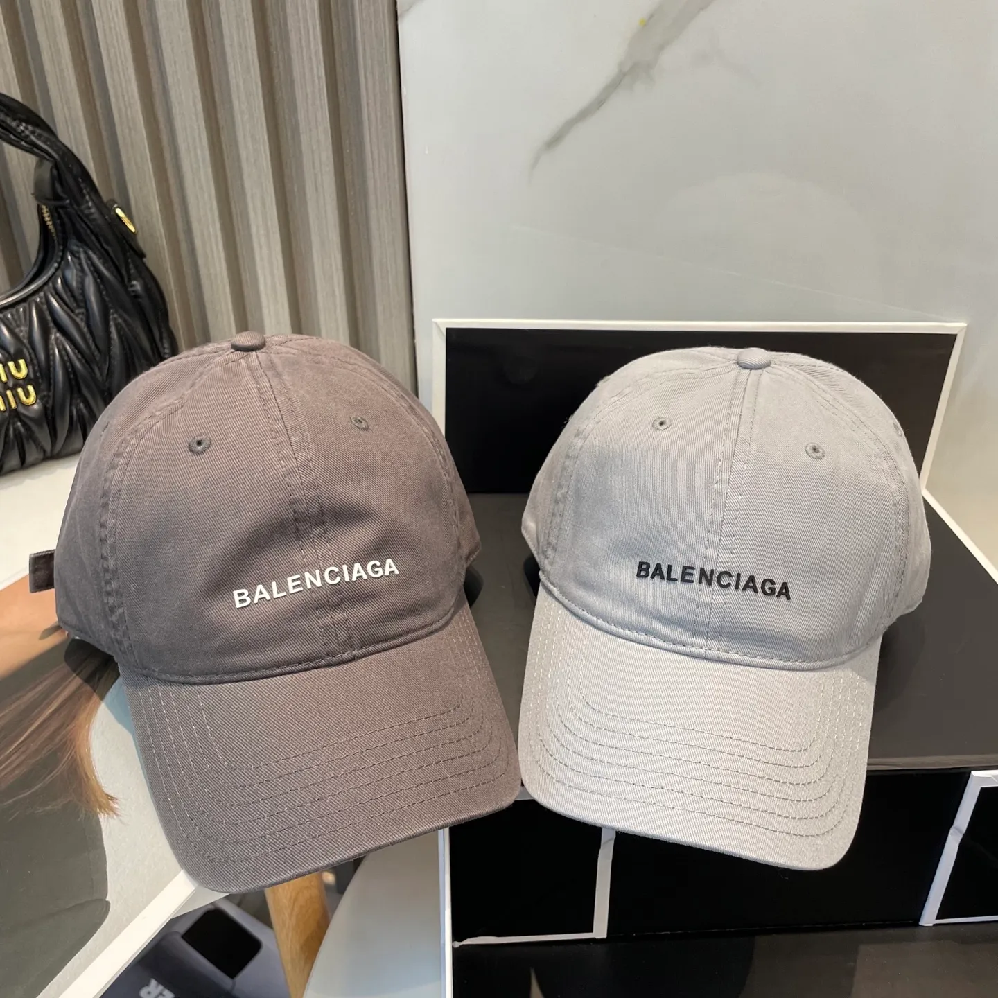 P50 Balenciaga Baseball Cap My family is already very proficient in Balenciaga’s craftsmanship. It’s a must-have. BALENCIAGA Balenciaga’s new washed pure cotton baseball cap. Heavy craftsmanship, double B letter logo, novel and fashionable trendy style. Exclusive physical shot of the same style for men and women. Unisex, adjustable