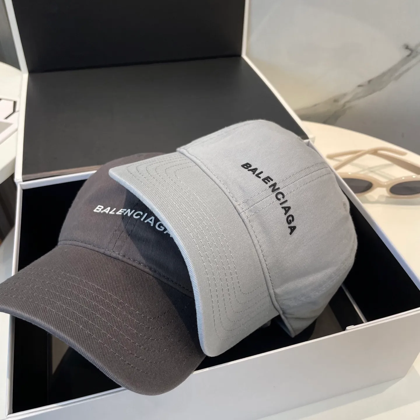 P50 Balenciaga Baseball Cap My family is already very proficient in Balenciaga’s craftsmanship. It’s a must-have. BALENCIAGA Balenciaga’s new washed pure cotton baseball cap. Heavy craftsmanship, double B letter logo, novel and fashionable trendy style. Exclusive physical shot of the same style for men and women. Unisex, adjustable