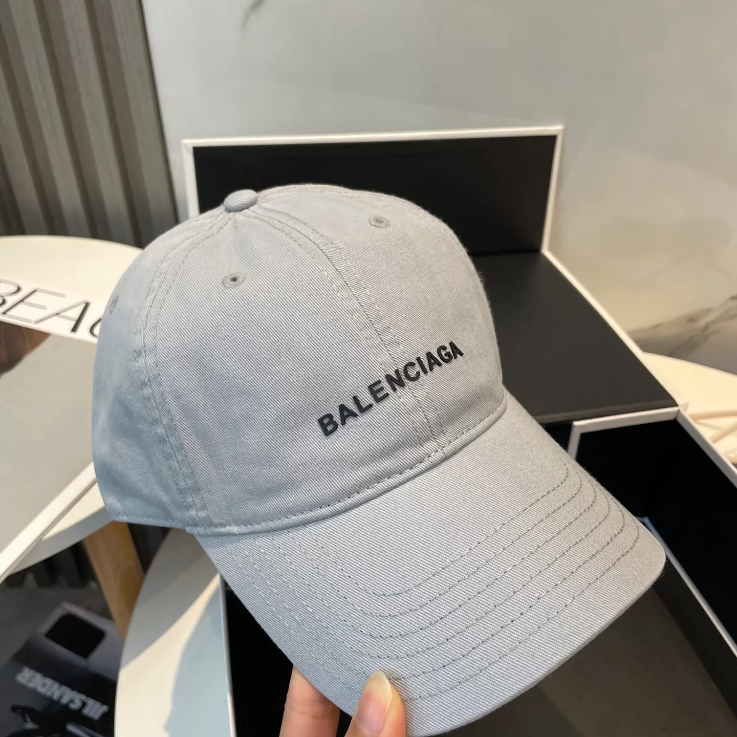 P50 Balenciaga Baseball Cap My family is already very proficient in Balenciaga’s craftsmanship. It’s a must-have. BALENCIAGA Balenciaga’s new washed pure cotton baseball cap. Heavy craftsmanship, double B letter logo, novel and fashionable trendy style. Exclusive physical shot of the same style for men and women. Unisex, adjustable
