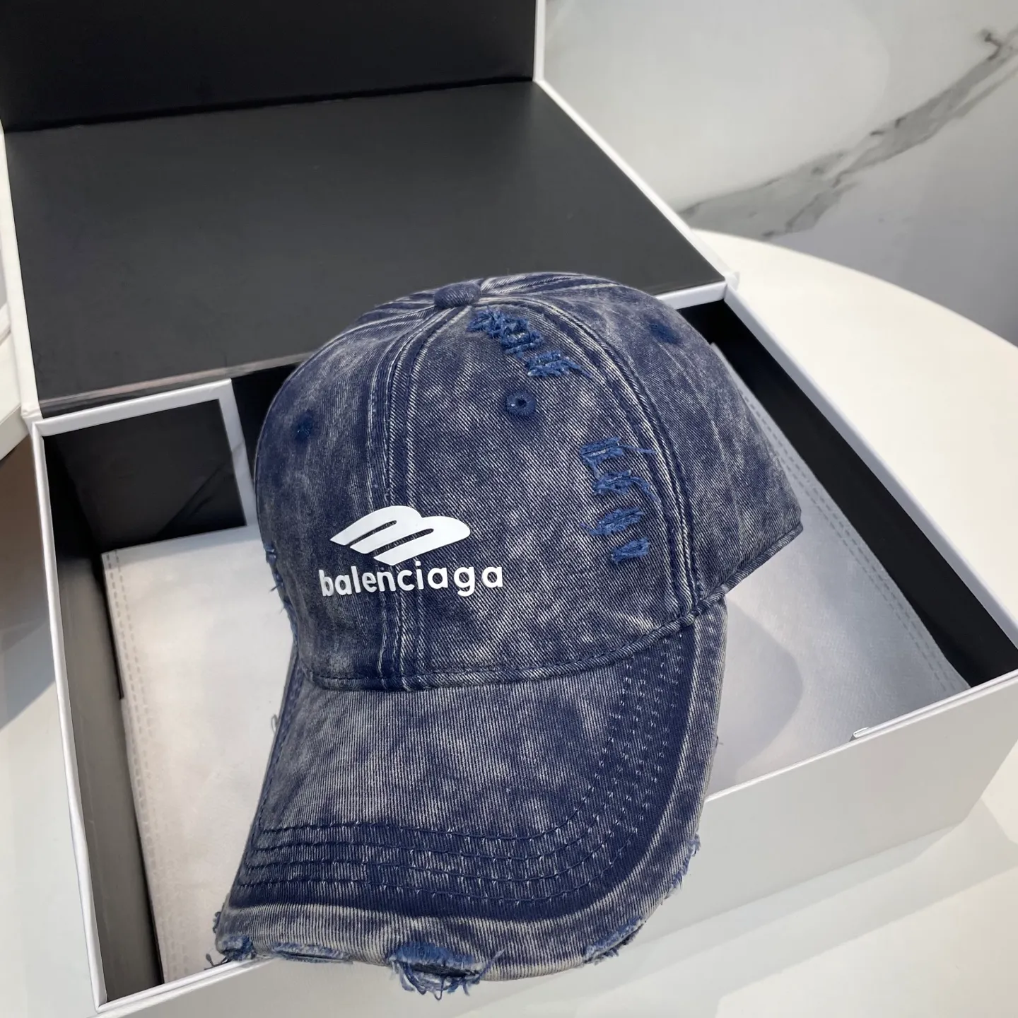 P66 Balenciaga new spring baseball cap This hat is so beautiful! The hole design adds a bit of casualness and uninhibitedness, allowing you to easily wear it with casual wear or sportswear.