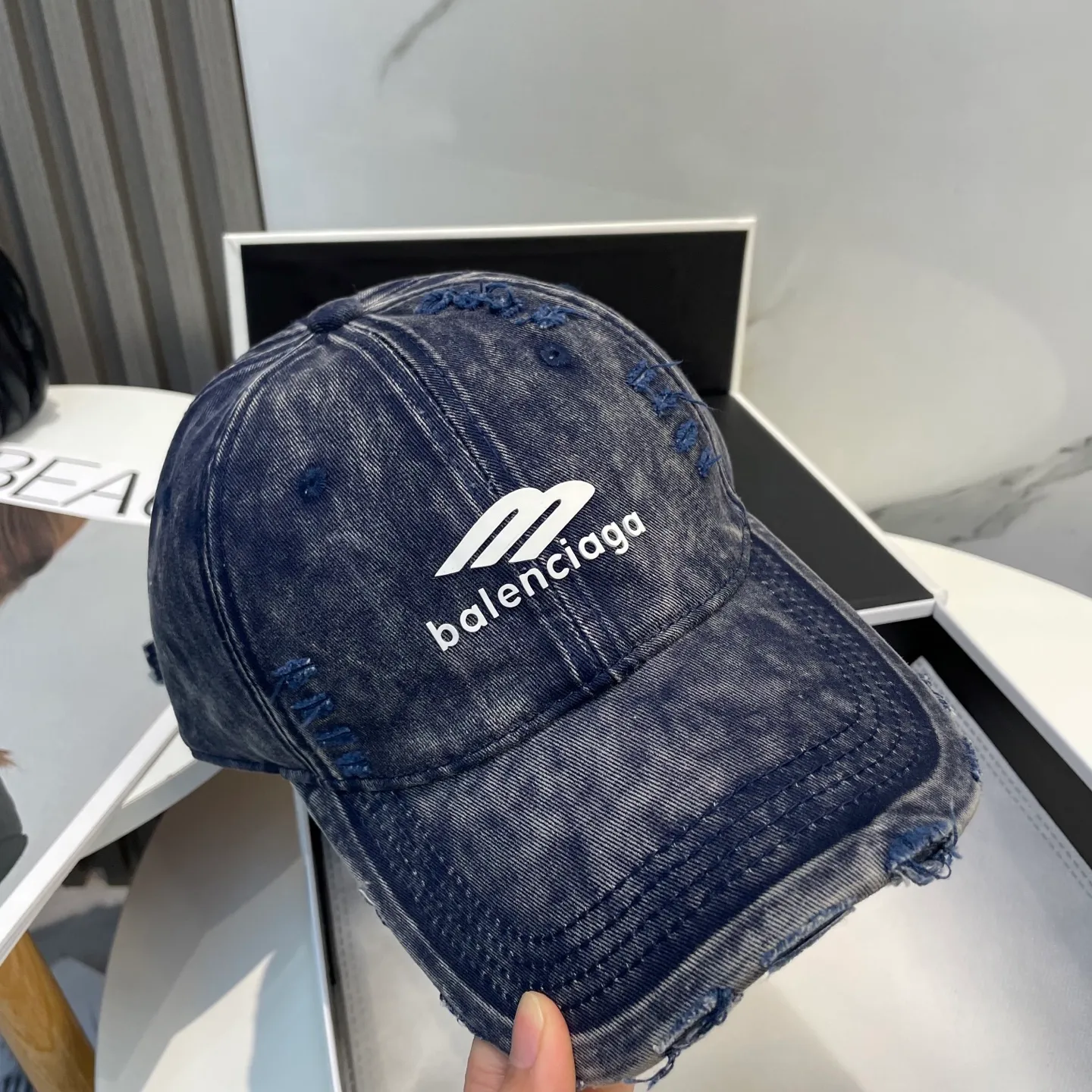 P66 Balenciaga new spring baseball cap This hat is so beautiful! The hole design adds a bit of casualness and uninhibitedness, allowing you to easily wear it with casual wear or sportswear.