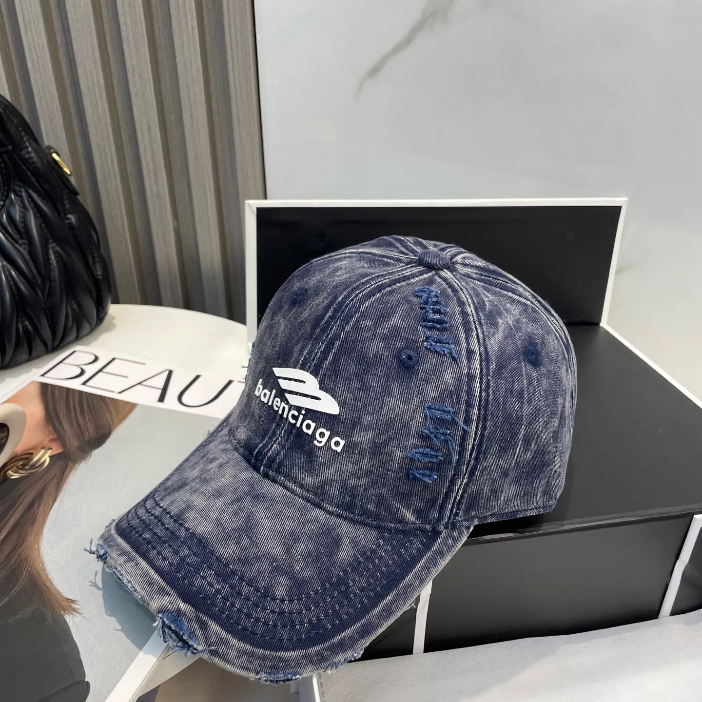 P66 Balenciaga new spring baseball cap This hat is so beautiful! The hole design adds a bit of casualness and uninhibitedness, allowing you to easily wear it with casual wear or sportswear.