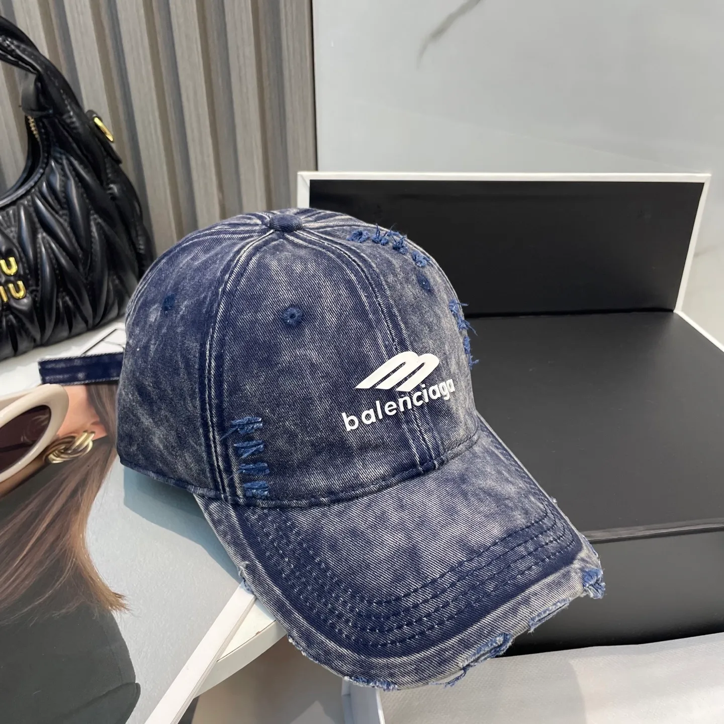 P66 Balenciaga new spring baseball cap This hat is so beautiful! The hole design adds a bit of casualness and uninhibitedness, allowing you to easily wear it with casual wear or sportswear.
