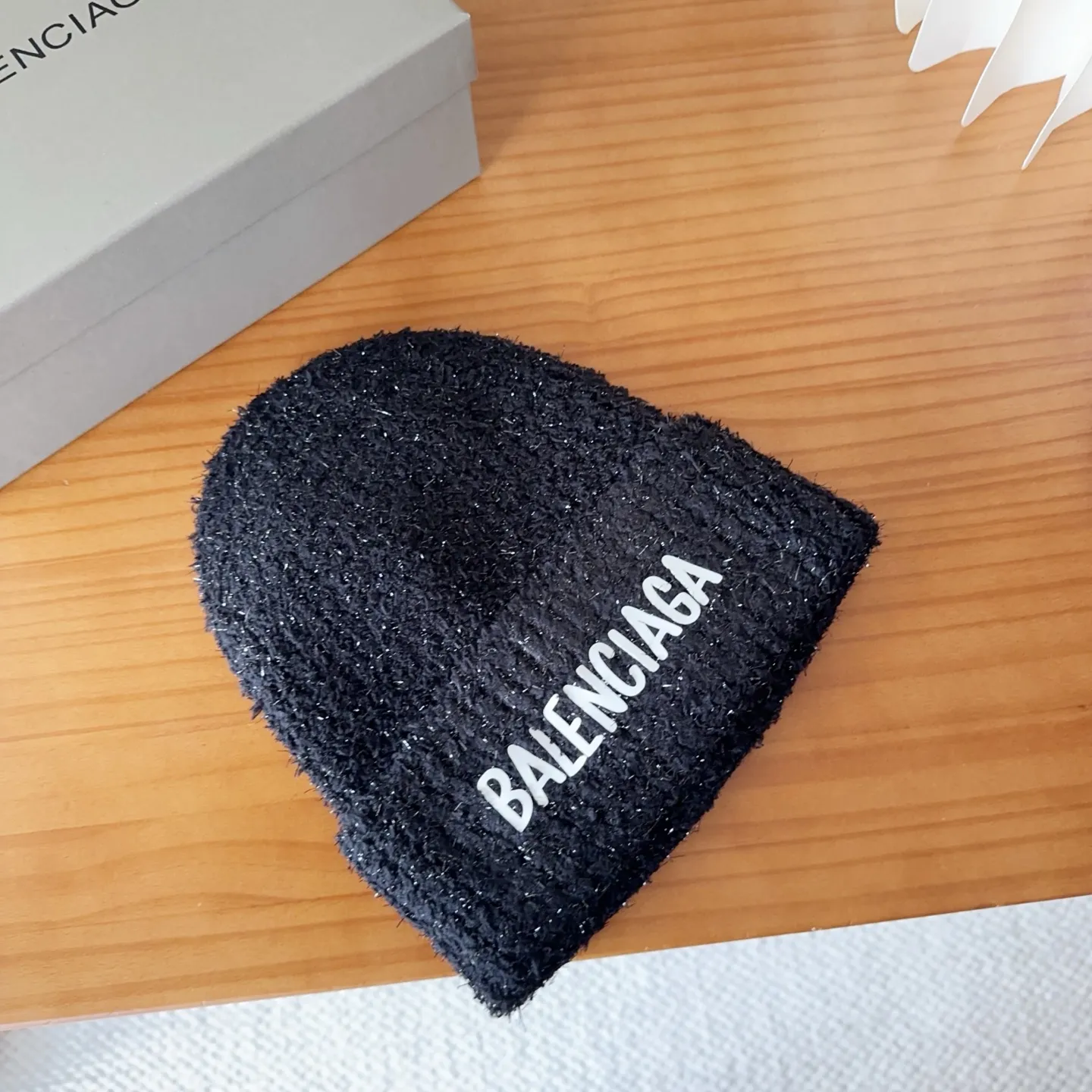 🉐️120 Balenciaga knitted cold hat brick cabinet new style! It became popular on Xiaohongshu as soon as it was put on the shelves~ First released on the whole network, matching color and version. The first batch of goods is sufficient, so hurry up and get it.