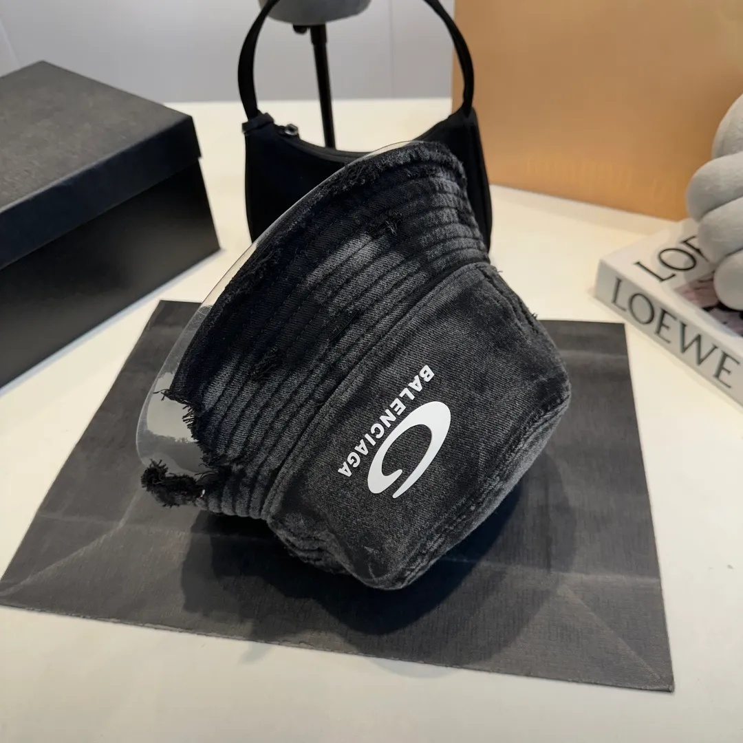 P60 new product Balencia*a Balenciaga's new fisherman hat, ready for delivery in seconds🧢Simple, fashionable, super invincible and beautiful hat! Couple style!