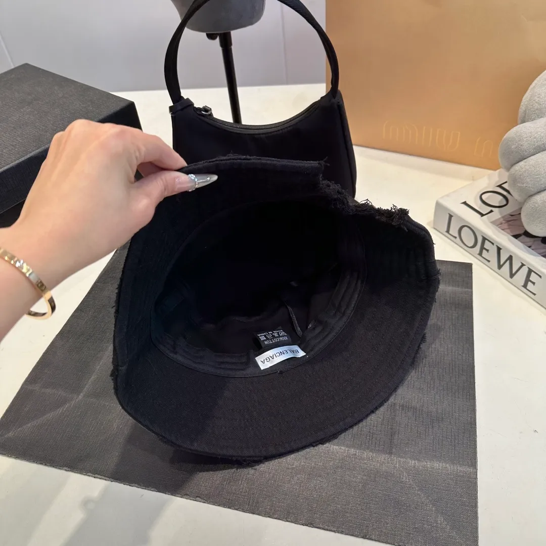 P60 new product Balencia*a Balenciaga's new fisherman hat, ready for delivery in seconds🧢Simple, fashionable, super invincible and beautiful hat! Couple style!