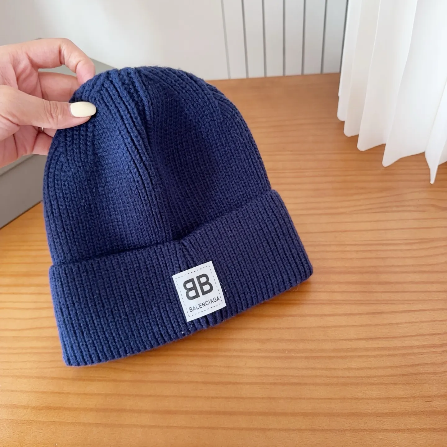 💰60 Balenciaga knitted cold hat brick cabinet new style! It became popular on Xiaohongshu as soon as it was put on the shelves~ First released on the whole network, matching color and version. The first batch of goods is sufficient, so hurry up and get it.