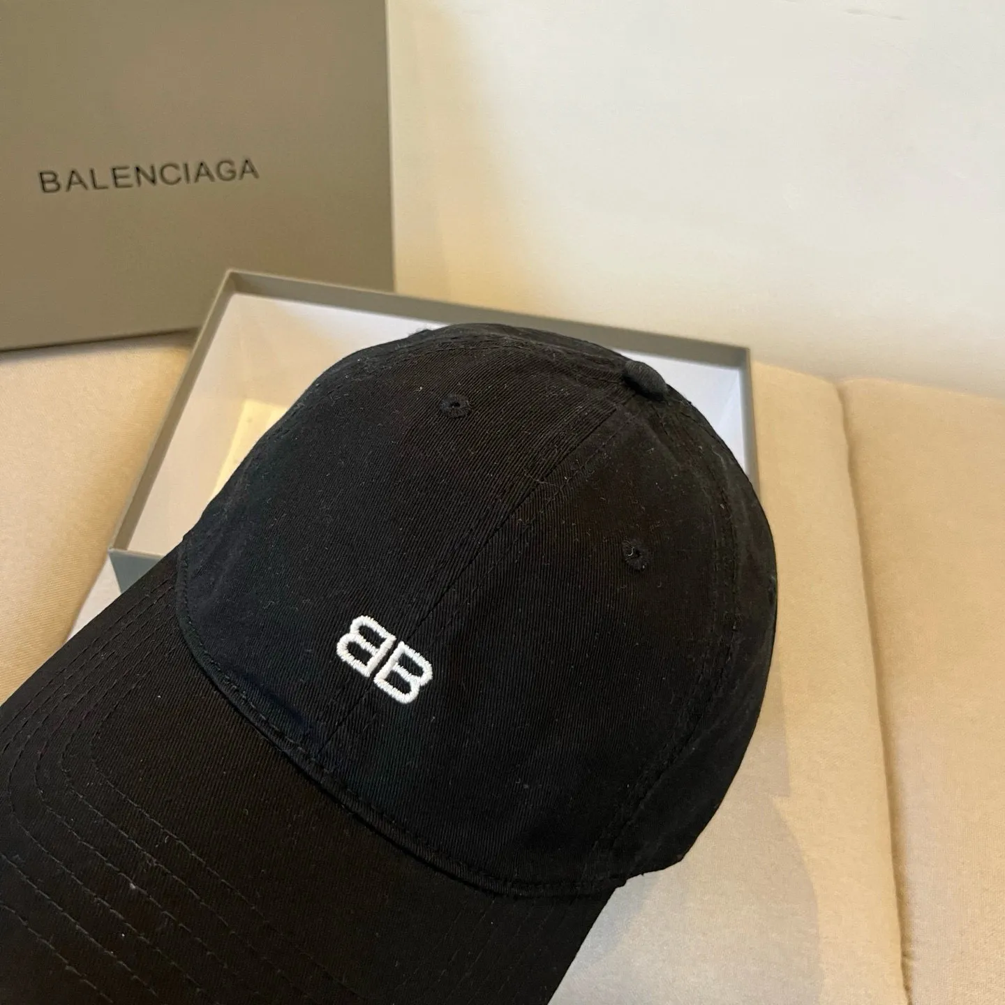 P60 BALENCIAGA new logo baseball cap, cool colors, different styles for men and women, the first batch will be shipped first! A must-buy for Paris fans!