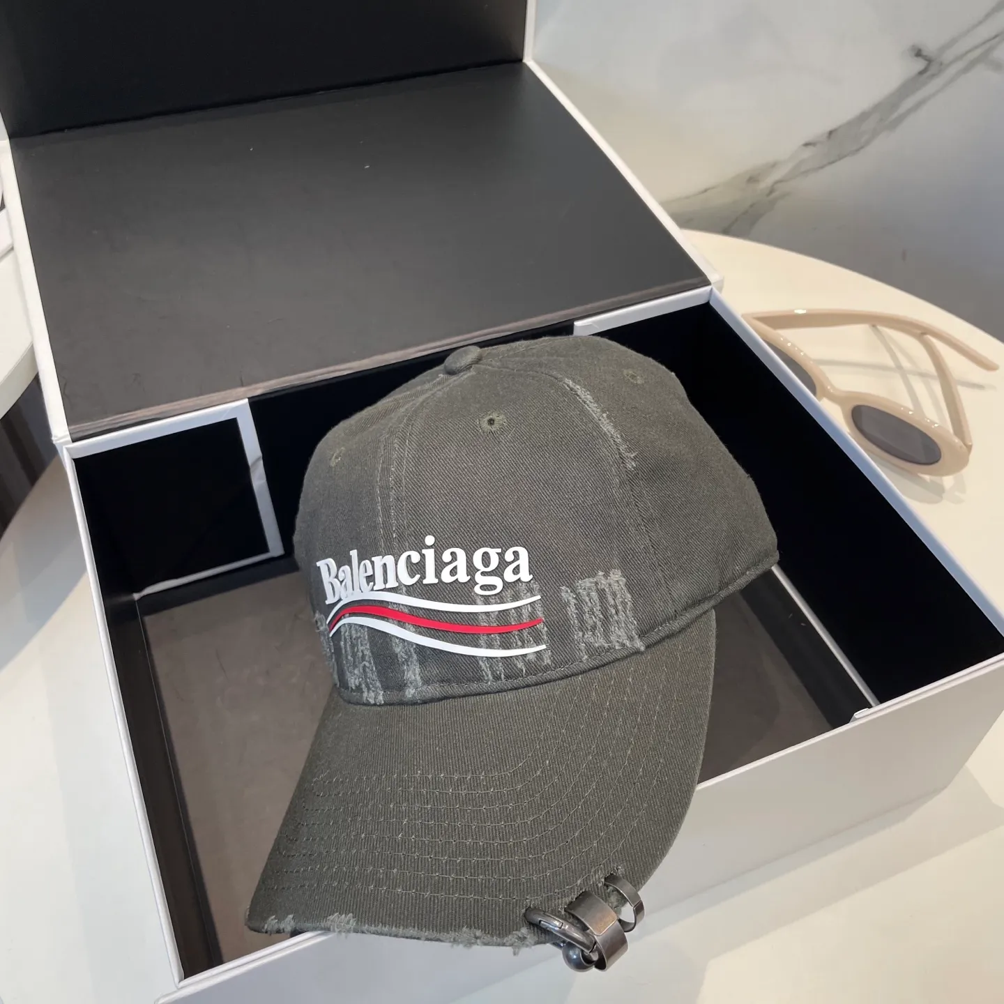 P76 New Balencia*a Balenciaga new baseball cap, ready for delivery in seconds🧢Simple, fashionable, super invincible and beautiful hat! Couple style!