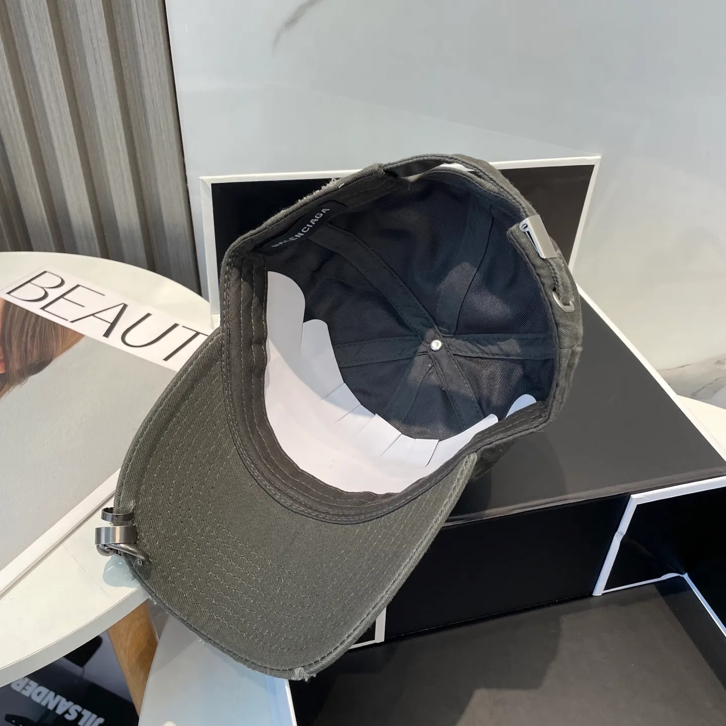 P76 New Balencia*a Balenciaga new baseball cap, ready for delivery in seconds🧢Simple, fashionable, super invincible and beautiful hat! Couple style!