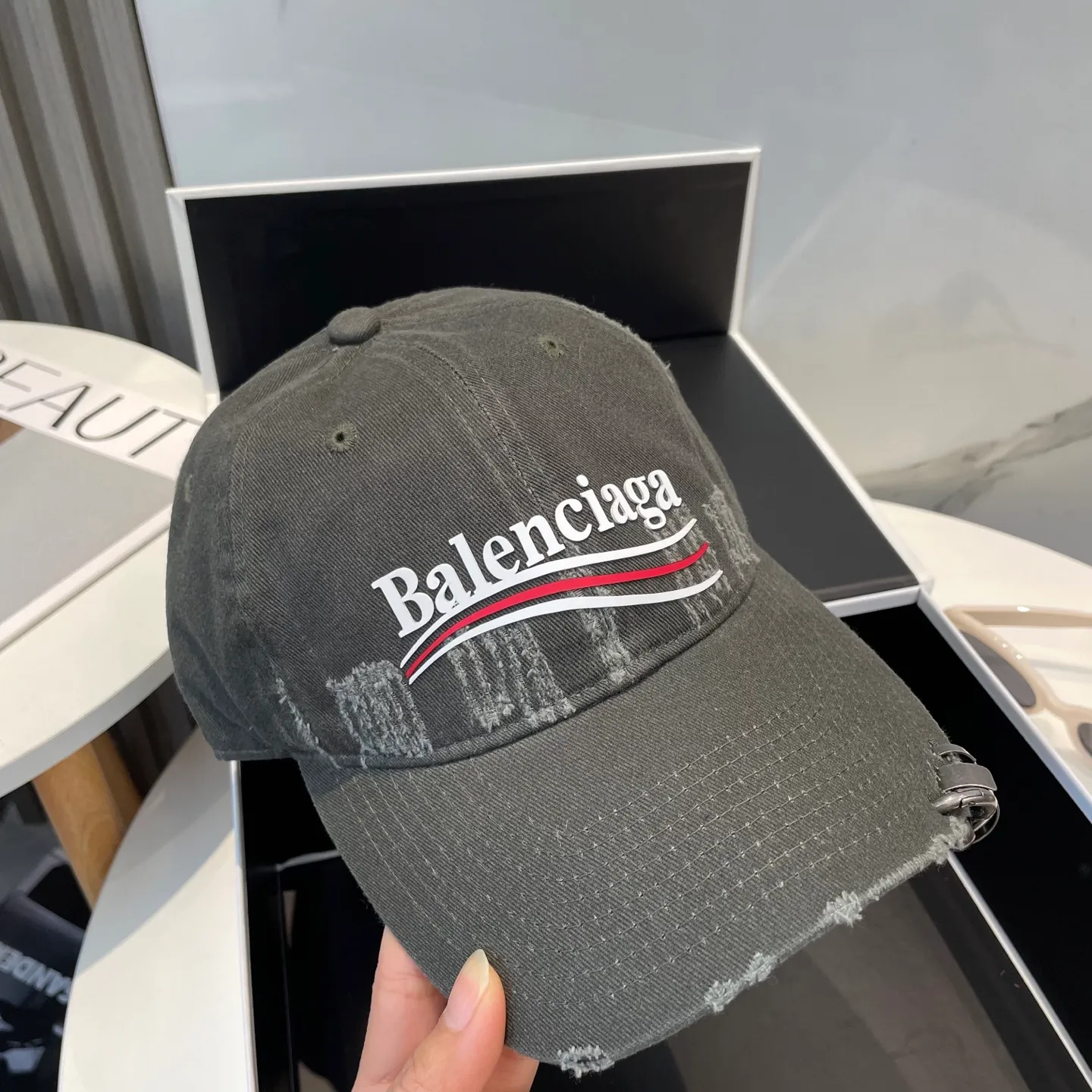 P76 New Balencia*a Balenciaga new baseball cap, ready for delivery in seconds🧢Simple, fashionable, super invincible and beautiful hat! Couple style!