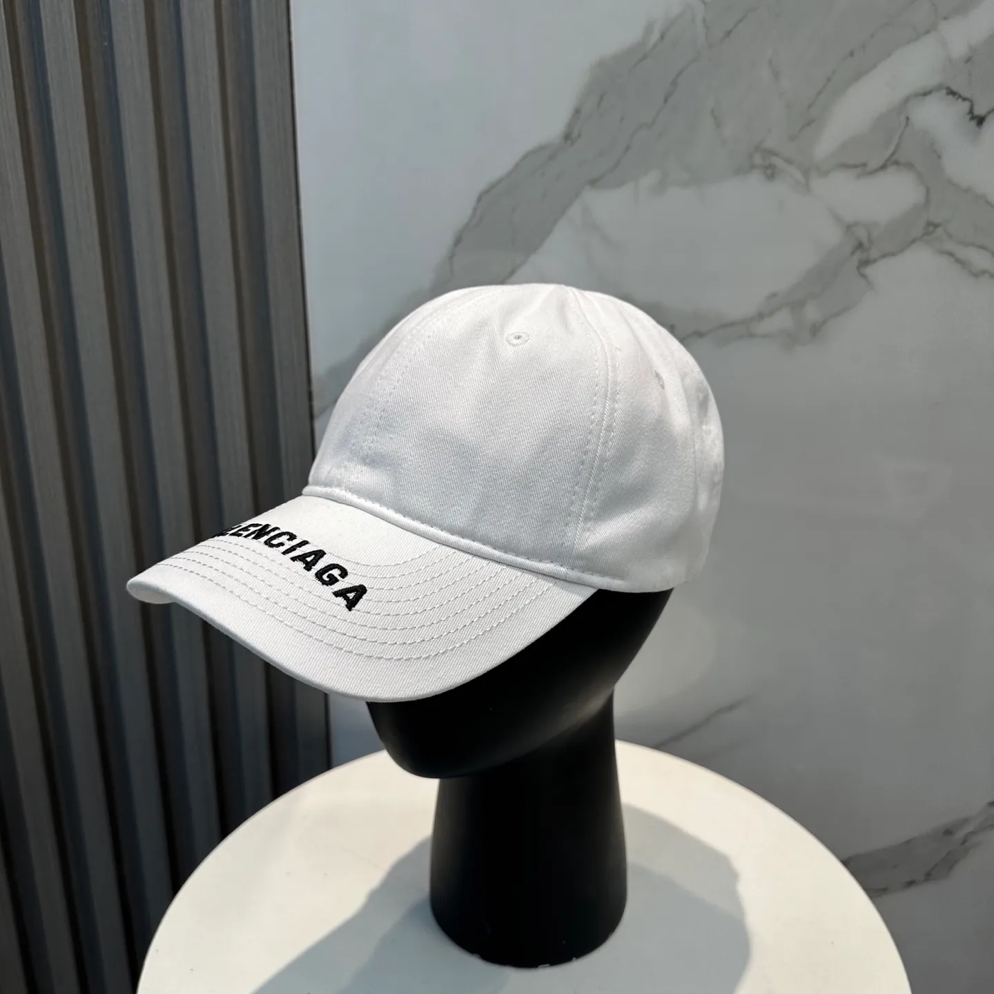 P56 Balencia*a Balenciaga's new baseball cap, ready for delivery in seconds 🧢Simple, fashionable, super invincible and beautiful hat! Couple style! The advantages of the original product compared to other hats,