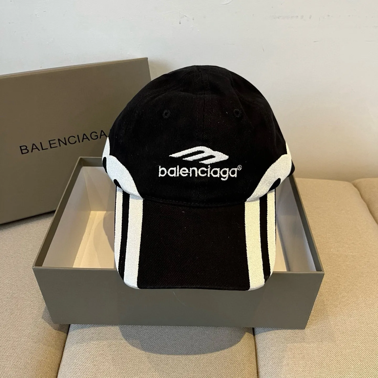 P60 BALENCIAGA new logo baseball cap, cool colors, different styles for men and women, the first batch will be shipped first! A must-buy for Paris fans!