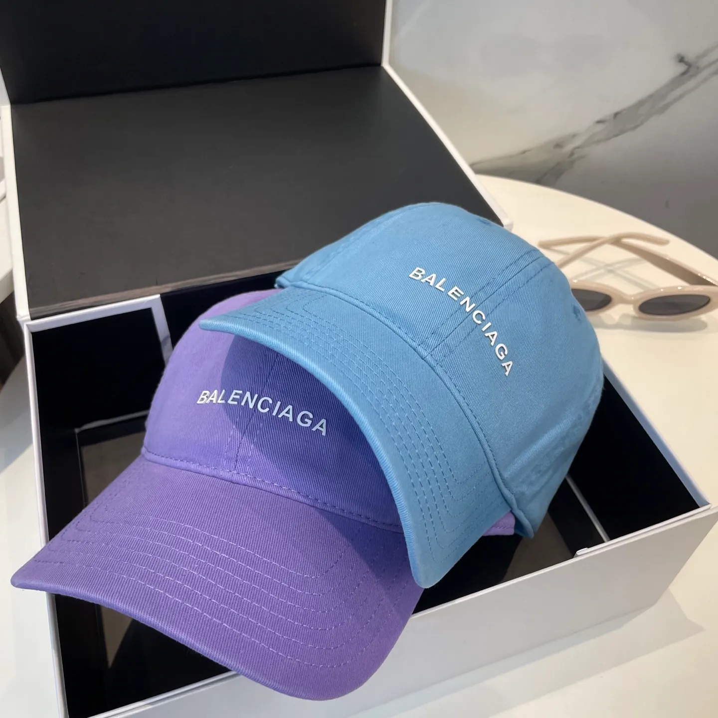 P50 Balenciaga Baseball Cap My family is already very proficient in Balenciaga’s craftsmanship. It’s a must-have. BALENCIAGA Balenciaga’s new washed pure cotton baseball cap. Heavy craftsmanship, double B letter logo, novel and fashionable trendy style. Exclusive physical shot of the same style for men and women. Unisex, adjustable