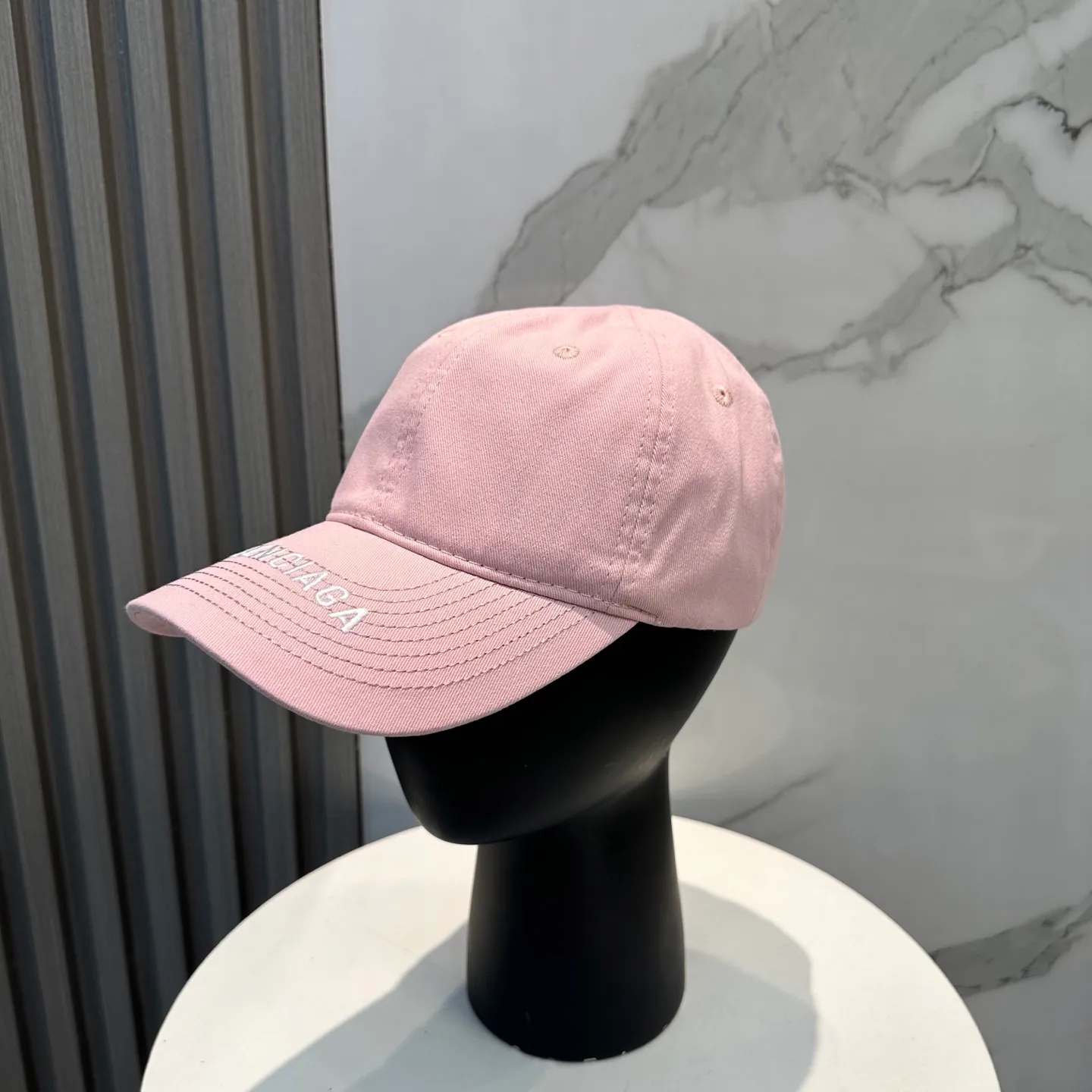 P56 Balencia*a Balenciaga's new baseball cap, ready for delivery in seconds 🧢Simple, fashionable, super invincible and beautiful hat! Couple style! The advantages of the original product compared to other hats,
