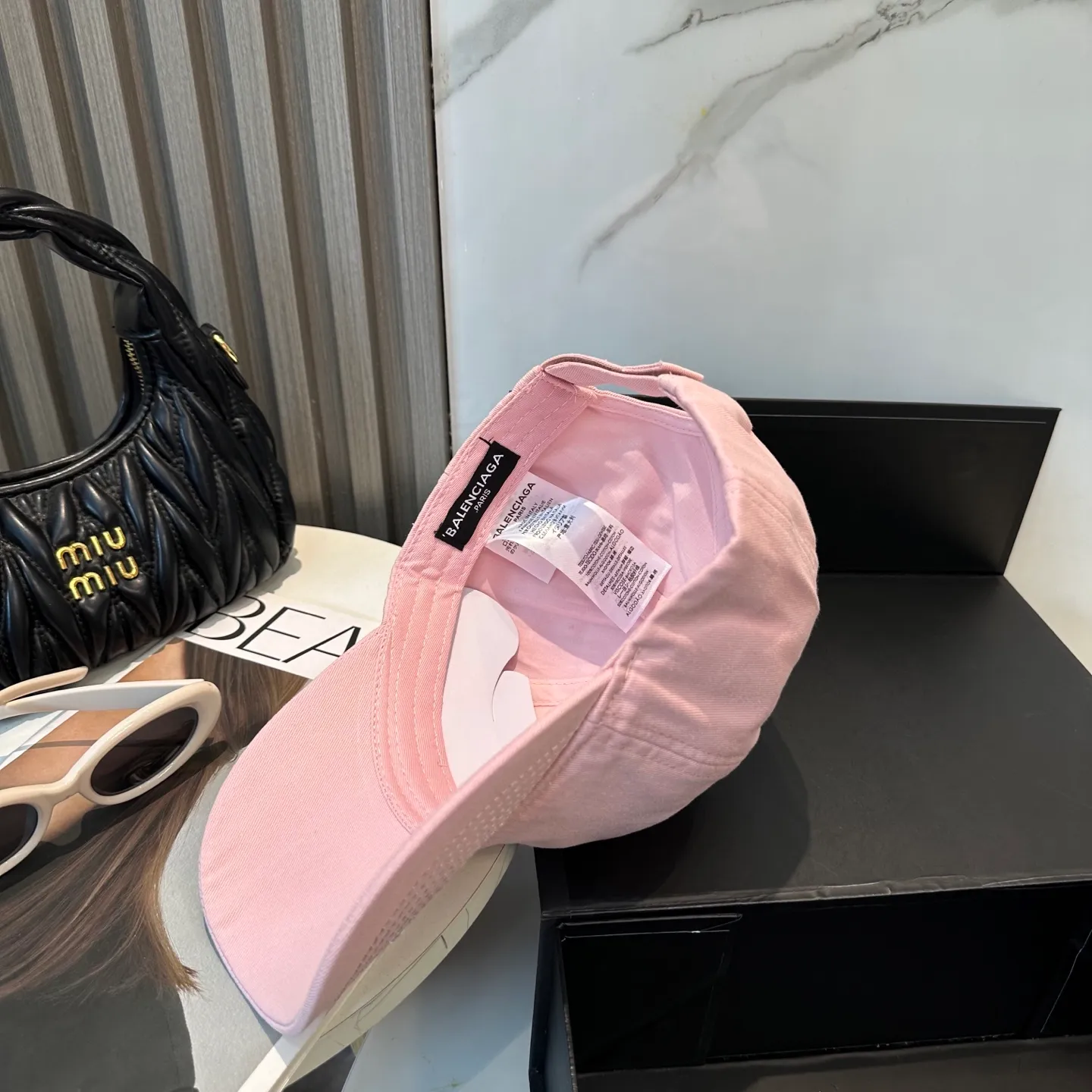 P56 Balencia*a Balenciaga's new baseball cap, ready for delivery in seconds 🧢Simple, fashionable, super invincible and beautiful hat! Couple style! The advantages of the original product compared to other hats,