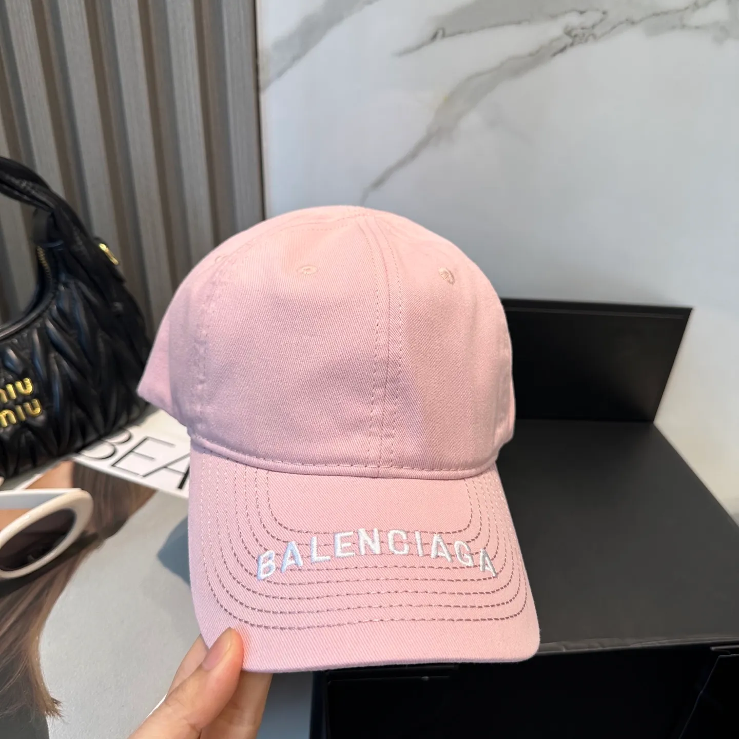 P56 Balencia*a Balenciaga's new baseball cap, ready for delivery in seconds 🧢Simple, fashionable, super invincible and beautiful hat! Couple style! The advantages of the original product compared to other hats,