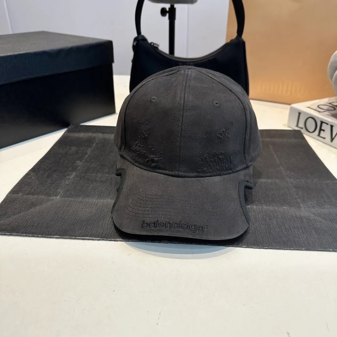 P70 Balenclaga new baseball cap, ready for delivery in seconds🧢Simple, fashionable, super invincible and beautiful hat! Couple style! Advantages of original items compared to other hats