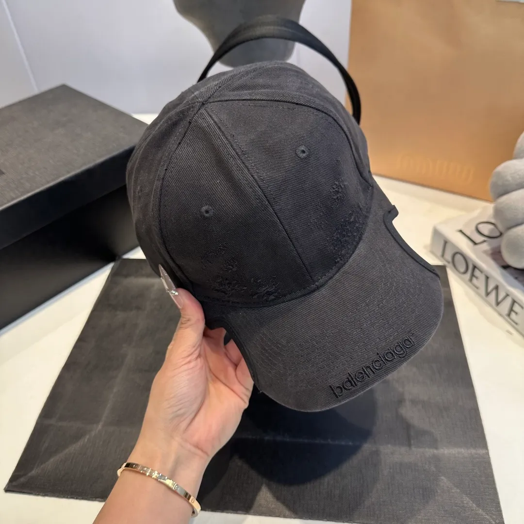 P70 Balenclaga new baseball cap, ready for delivery in seconds🧢Simple, fashionable, super invincible and beautiful hat! Couple style! Advantages of original items compared to other hats
