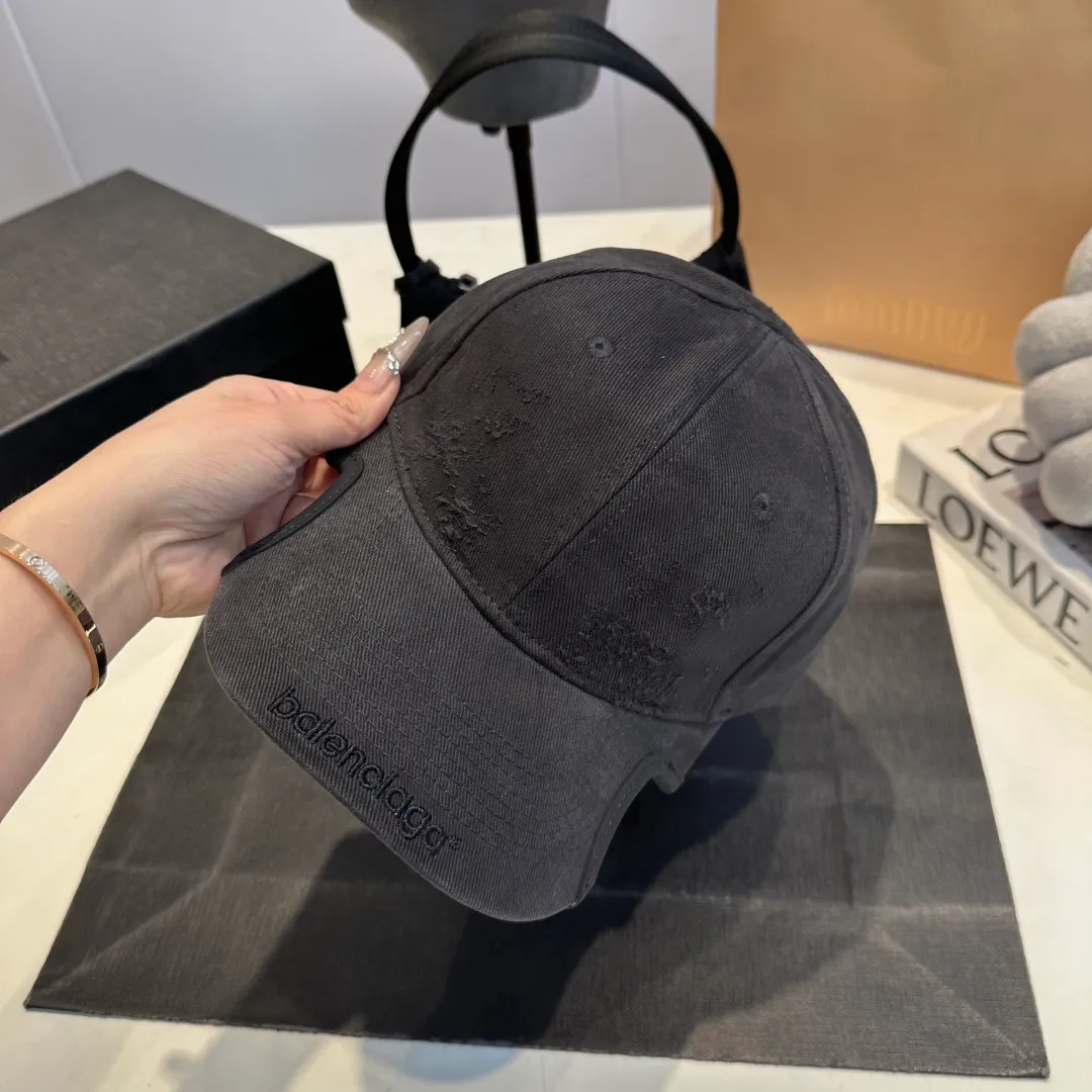 P70 Balenclaga new baseball cap, ready for delivery in seconds🧢Simple, fashionable, super invincible and beautiful hat! Couple style! Advantages of original items compared to other hats
