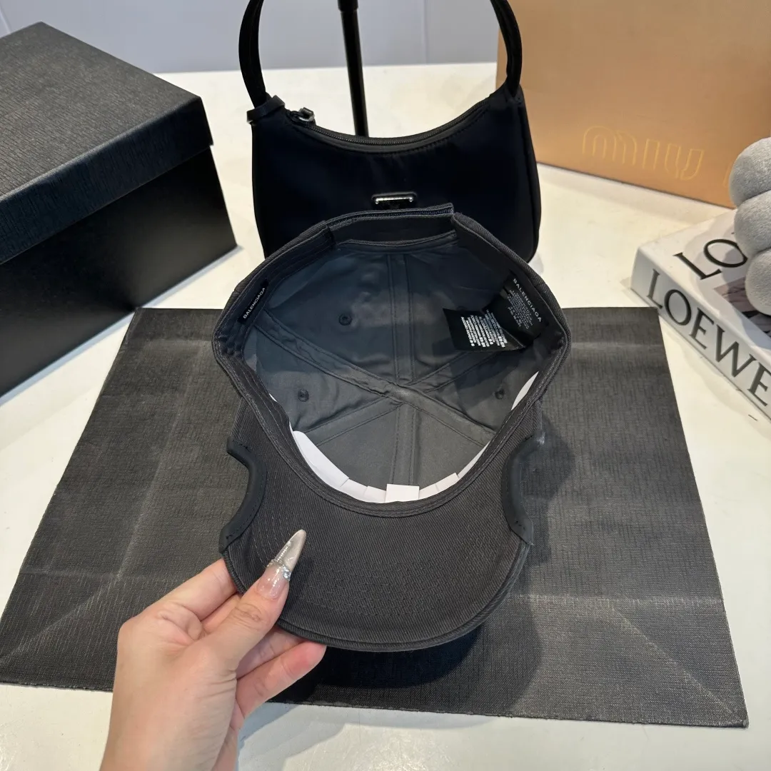 P70 Balenclaga new baseball cap, ready for delivery in seconds🧢Simple, fashionable, super invincible and beautiful hat! Couple style! Advantages of original items compared to other hats