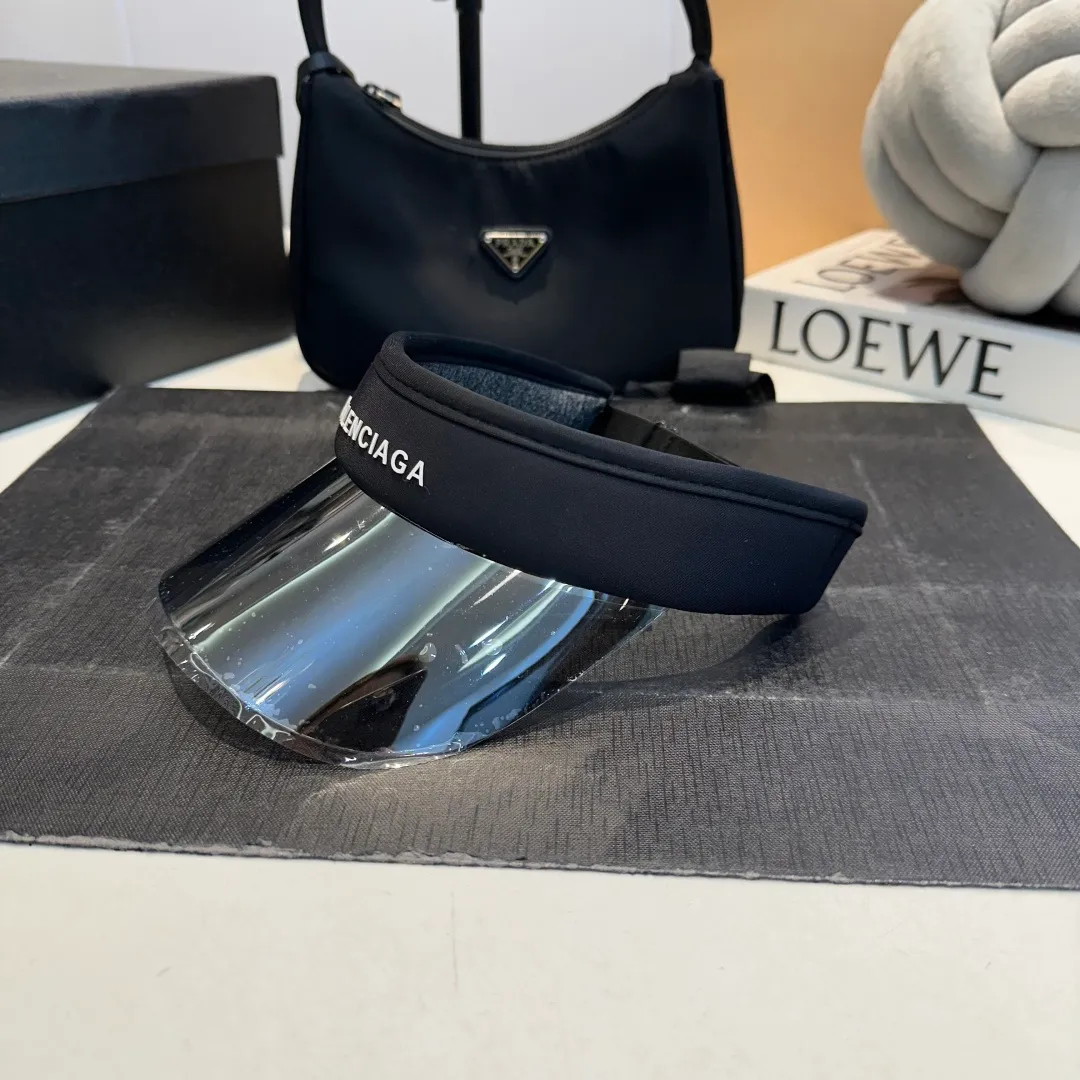 P50 Balencia*a Balenciaga's new style 💞 Summer ice silk empty top hat. The empty top sun protection hat does not delay the ponytail~ The ice silk fabric is practical and beautiful! The design of the large brim can effectively block ultraviolet rays. Multiple colors available.