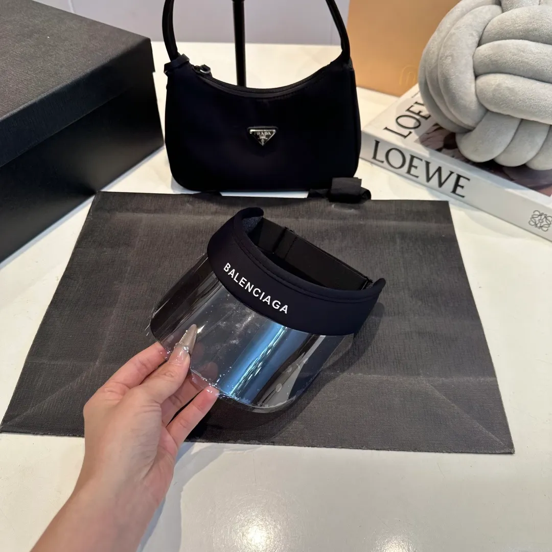 P50 Balencia*a Balenciaga's new style 💞 Summer ice silk empty top hat. The empty top sun protection hat does not delay the ponytail~ The ice silk fabric is practical and beautiful! The design of the large brim can effectively block ultraviolet rays. Multiple colors available.