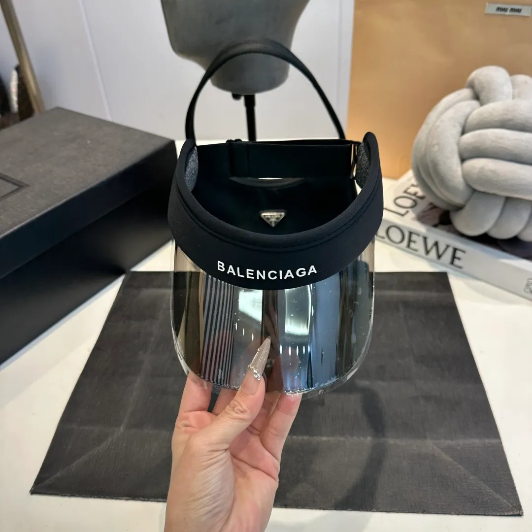 P50 Balencia*a Balenciaga's new style 💞 Summer ice silk empty top hat. The empty top sun protection hat does not delay the ponytail~ The ice silk fabric is practical and beautiful! The design of the large brim can effectively block ultraviolet rays. Multiple colors available.