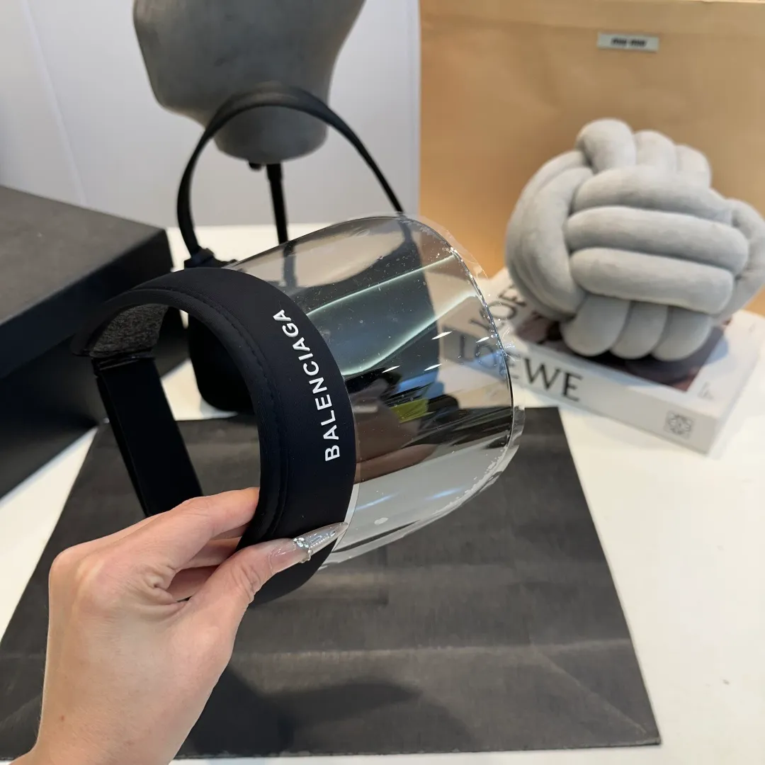 P50 Balencia*a Balenciaga's new style 💞 Summer ice silk empty top hat. The empty top sun protection hat does not delay the ponytail~ The ice silk fabric is practical and beautiful! The design of the large brim can effectively block ultraviolet rays. Multiple colors available.