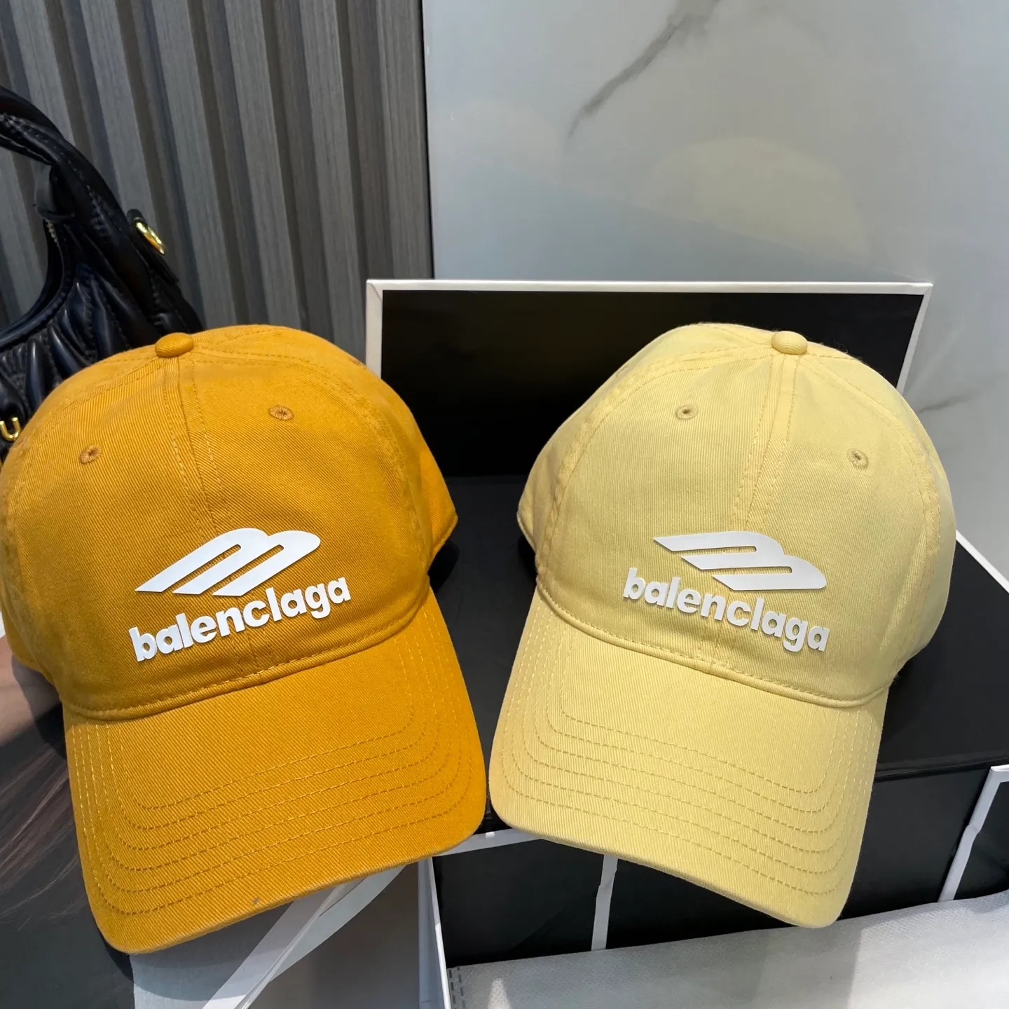 P54 Balenciaga Baseball Cap My family is already very proficient in Balenciaga’s craftsmanship. It’s a must-have. BALENCIAGA Balenciaga’s new washed pure cotton baseball cap. Heavy craftsmanship, double B letter logo, novel and fashionable trendy style. Exclusive physical shot of the same style for men and women. Unisex, adjustable