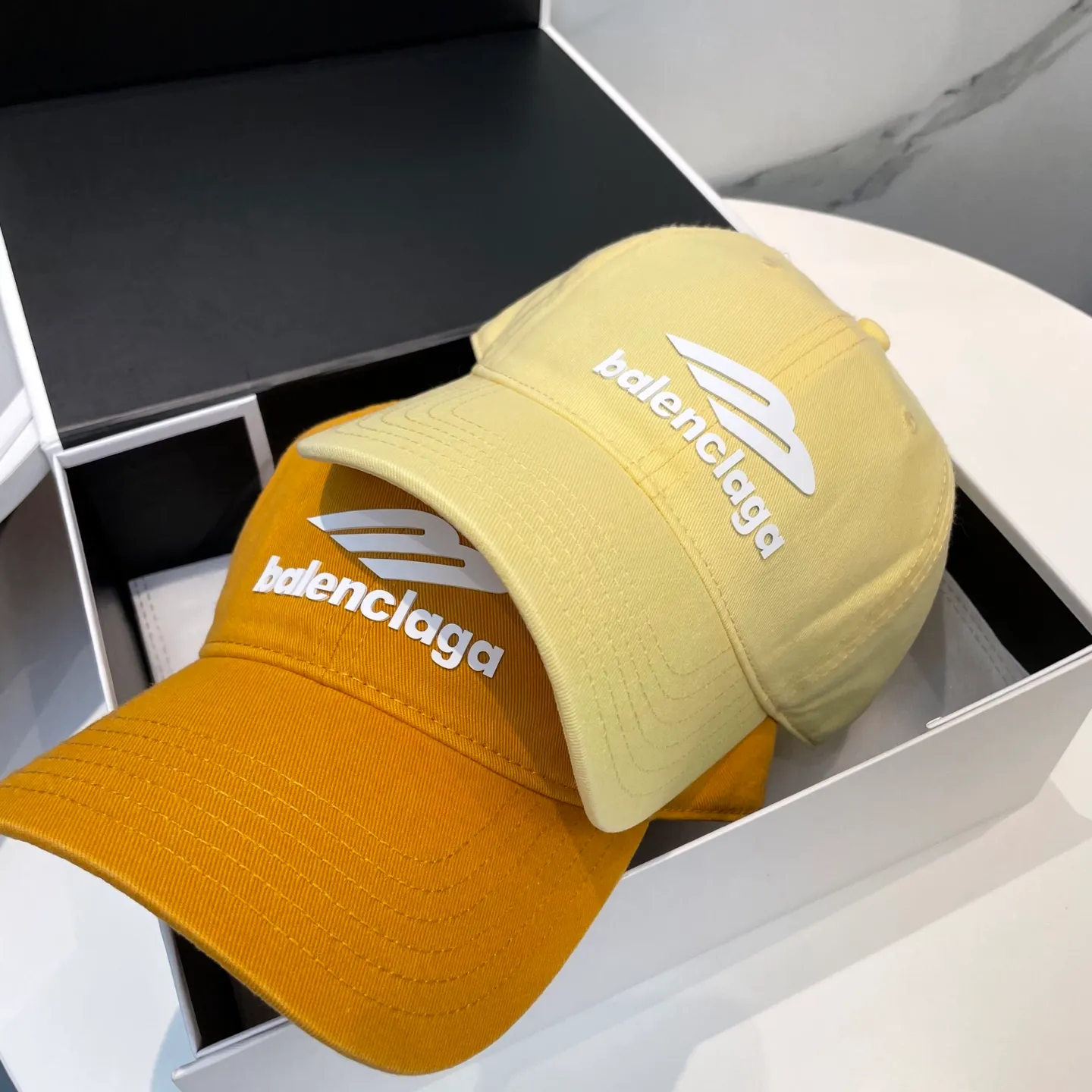 P54 Balenciaga Baseball Cap My family is already very proficient in Balenciaga’s craftsmanship. It’s a must-have. BALENCIAGA Balenciaga’s new washed pure cotton baseball cap. Heavy craftsmanship, double B letter logo, novel and fashionable trendy style. Exclusive physical shot of the same style for men and women. Unisex, adjustable