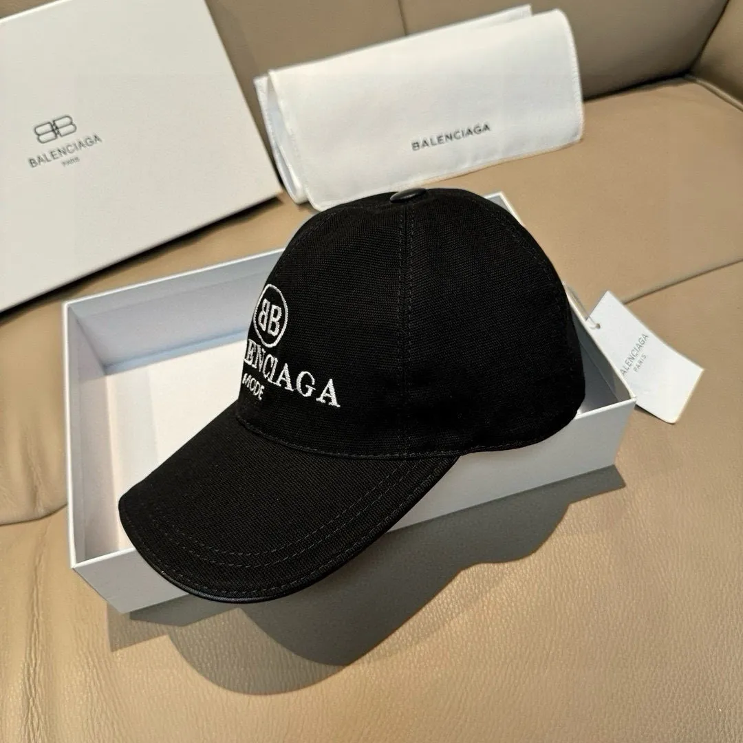 P90, Balenciaga's new original baseball cap, 1:1 mold customization, new three-dimensional embroidery, exquisite and flawless! Original canvas fabric + first-layer cowhide, meticulous workmanship, original factory quality, exclusive physical photography. Ships in black and white.