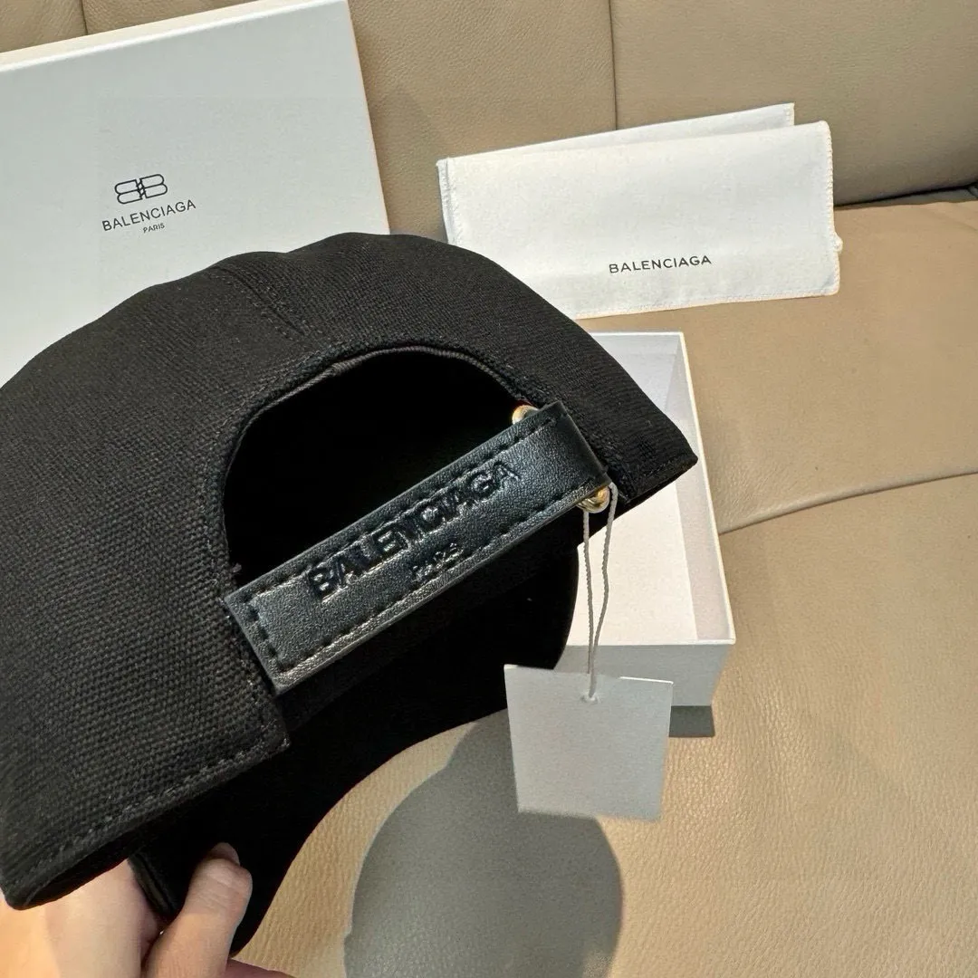P90, Balenciaga's new original baseball cap, 1:1 mold customization, new three-dimensional embroidery, exquisite and flawless! Original canvas fabric + first-layer cowhide, meticulous workmanship, original factory quality, exclusive physical photography. Ships in black and white.