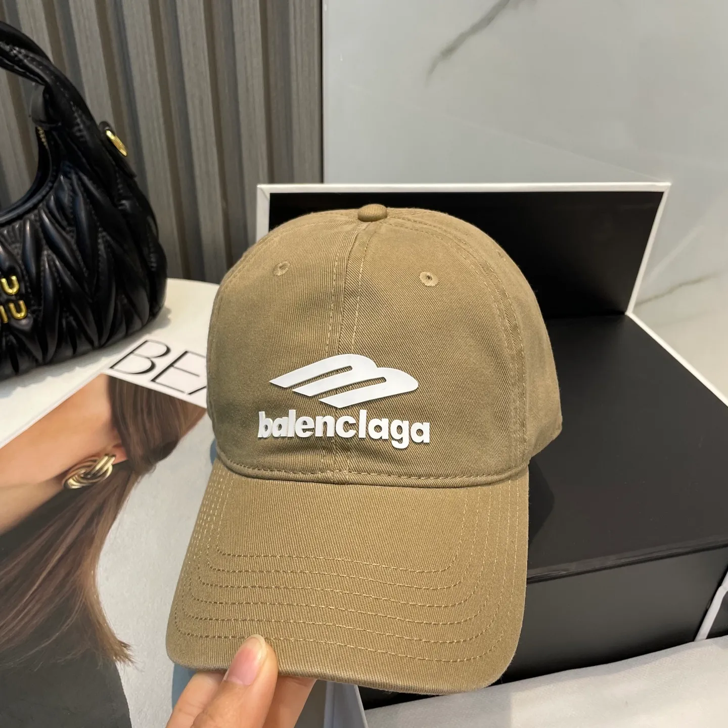 P60 Balenciaga Baseball Cap My family is already very proficient in Balenciaga's craftsmanship. It is a must-have. BALENCIAGA Balenciaga's new washed pure cotton baseball cap. Heavy craftsmanship, double B letter logo, novel and fashionable trendy style. Exclusive physical shot of the same style for men and women. Unisex, adjustable