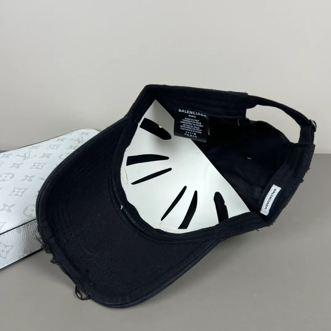 P70 BALENCIAGA new embroidered logo baseball cap, cool colors, different styles for men and women, the first batch will be shipped first! A must-buy for Paris fans!