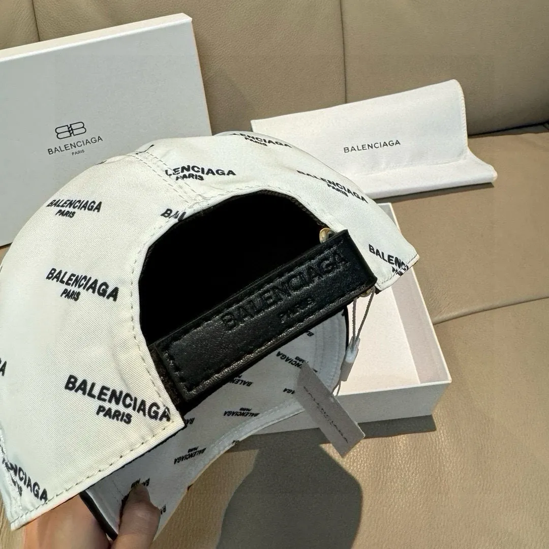 Batch 90, Balenciaga's classic original baseball cap, 1:1 mold opening and customization at the counter, original silk screen satin fabric + first layer of cowhide, pure cotton lining, light and breathable, simple and elegant! Basic head circumference is 56cm, the patch is adjustable, suitable for both men and women, a must-have for all seasons!