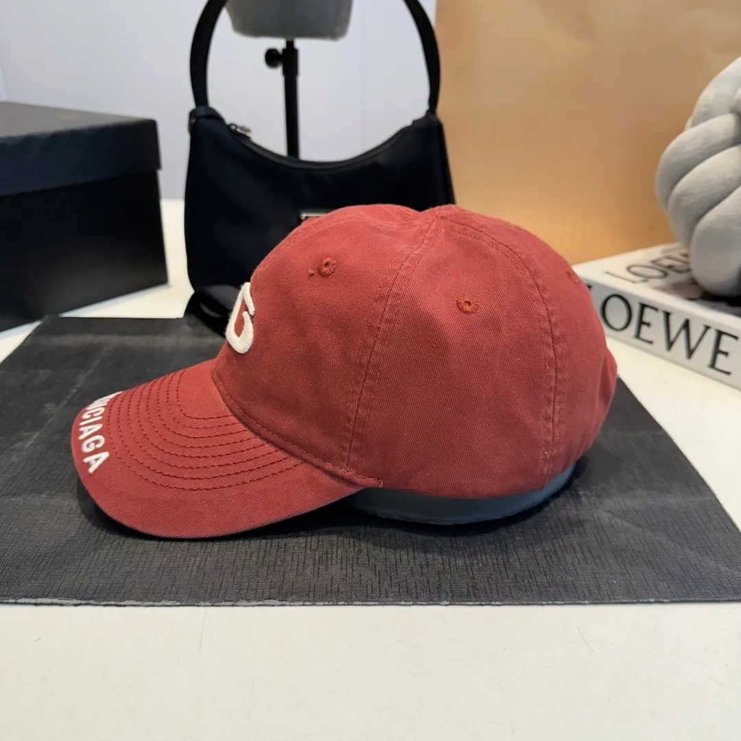 P50 Balenciaga's new baseball cap comes in two classic color options: dark gray and black. Made of high-quality fabrics, the texture is of premium quality, and the distressed craftsmanship gives the hat a unique retro charm. The hat body has an exquisite brand logo, highlighting the brand's charm and the wearer's fashion taste. The simple and versatile style can be easily matched with casual or trendy clothes to create a personalized look for you. It is a high-quality accessory that fashion lovers should not miss.
