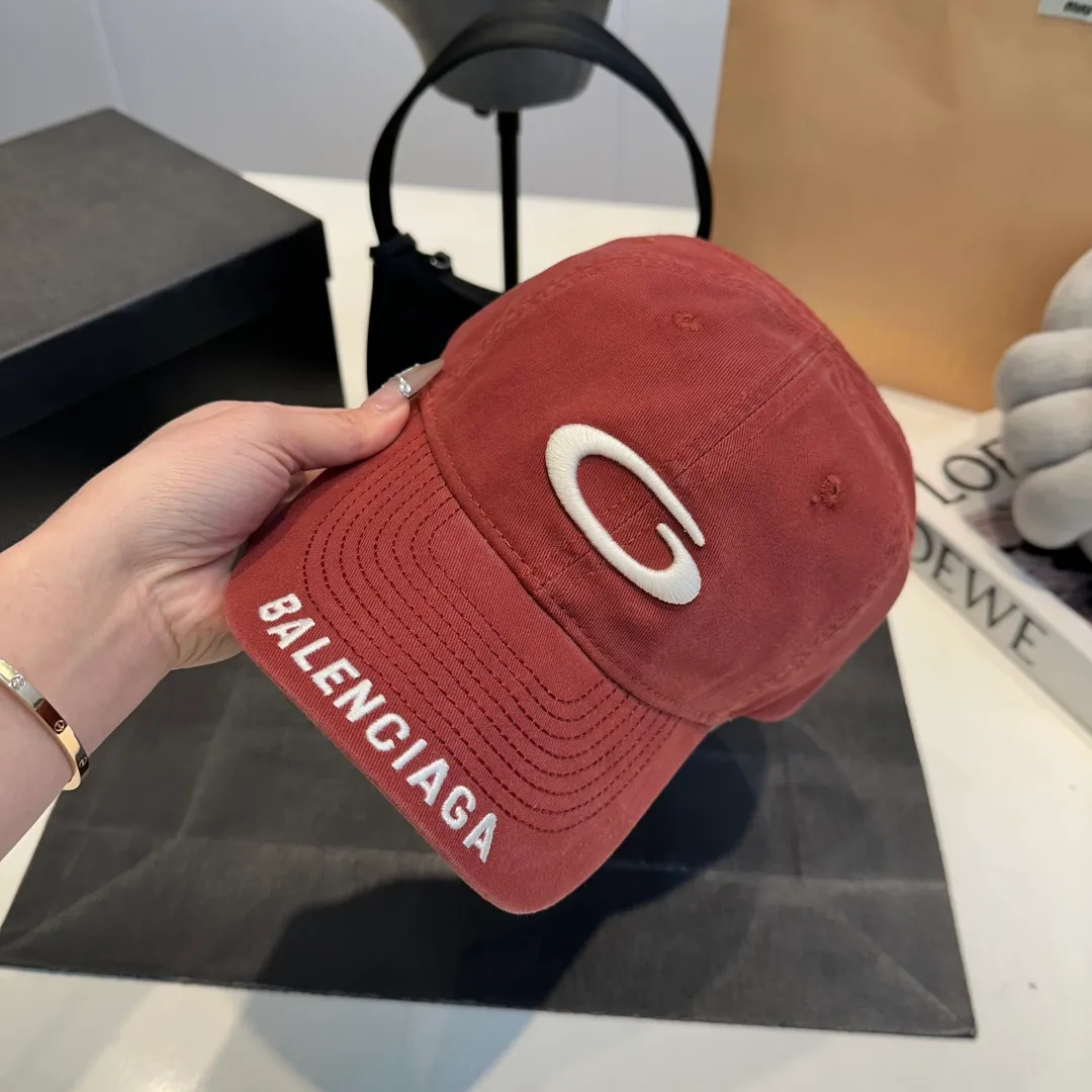 P50 Balenciaga's new baseball cap comes in two classic color options: dark gray and black. Made of high-quality fabrics, the texture is of premium quality, and the distressed craftsmanship gives the hat a unique retro charm. The hat body has an exquisite brand logo, highlighting the brand's charm and the wearer's fashion taste. The simple and versatile style can be easily matched with casual or trendy clothes to create a personalized look for you. It is a high-quality accessory that fashion lovers should not miss.