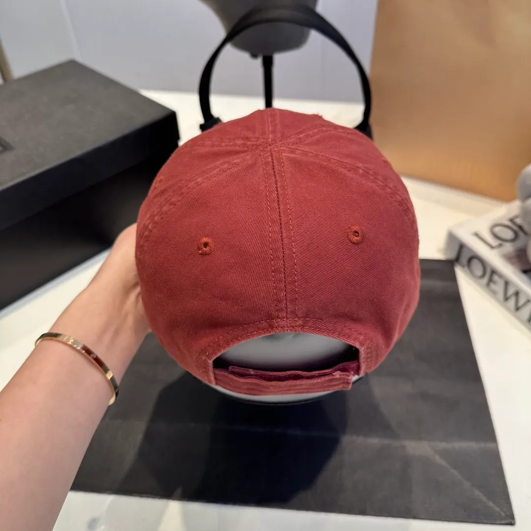 P50 Balenciaga's new baseball cap comes in two classic color options: dark gray and black. Made of high-quality fabrics, the texture is of premium quality, and the distressed craftsmanship gives the hat a unique retro charm. The hat body has an exquisite brand logo, highlighting the brand's charm and the wearer's fashion taste. The simple and versatile style can be easily matched with casual or trendy clothes to create a personalized look for you. It is a high-quality accessory that fashion lovers should not miss.