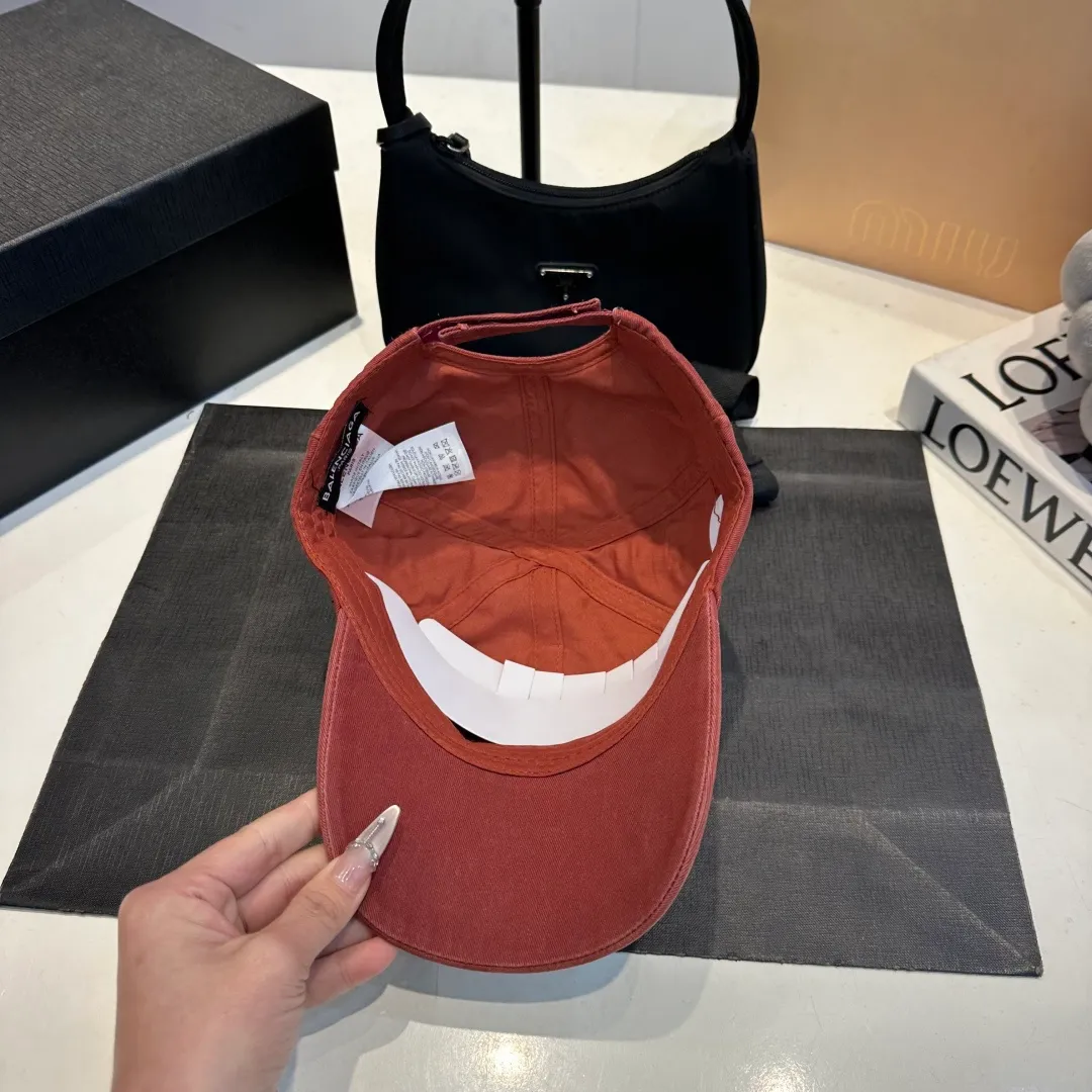 P50 Balenciaga's new baseball cap comes in two classic color options: dark gray and black. Made of high-quality fabrics, the texture is of premium quality, and the distressed craftsmanship gives the hat a unique retro charm. The hat body has an exquisite brand logo, highlighting the brand's charm and the wearer's fashion taste. The simple and versatile style can be easily matched with casual or trendy clothes to create a personalized look for you. It is a high-quality accessory that fashion lovers should not miss.