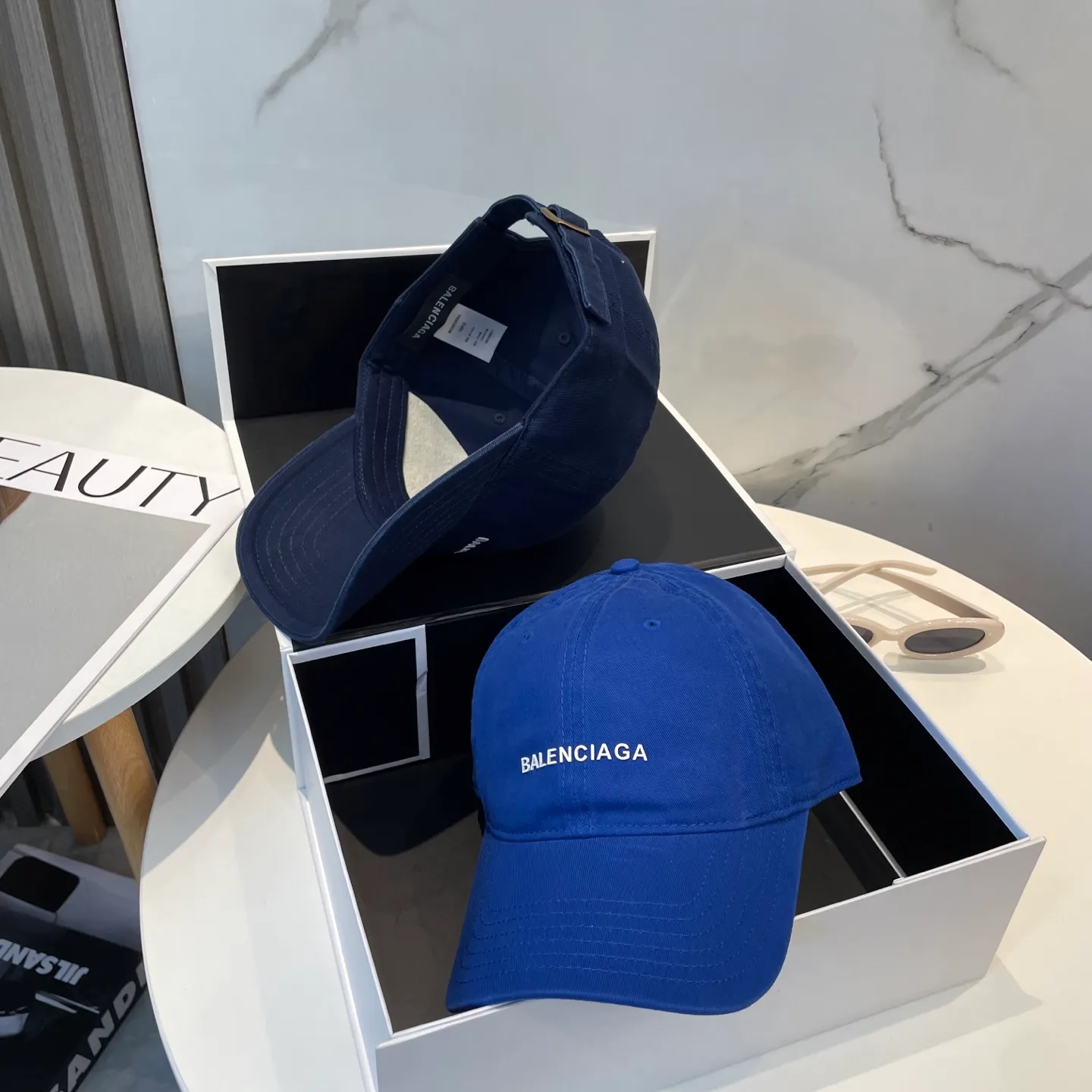 P50 Balenciaga Baseball Cap My family is already very proficient in Balenciaga’s craftsmanship. It’s a must-have. BALENCIAGA Balenciaga’s new washed pure cotton baseball cap. Heavy craftsmanship, double B letter logo, novel and fashionable trendy style. Exclusive physical shot of the same style for men and women. Unisex, adjustable