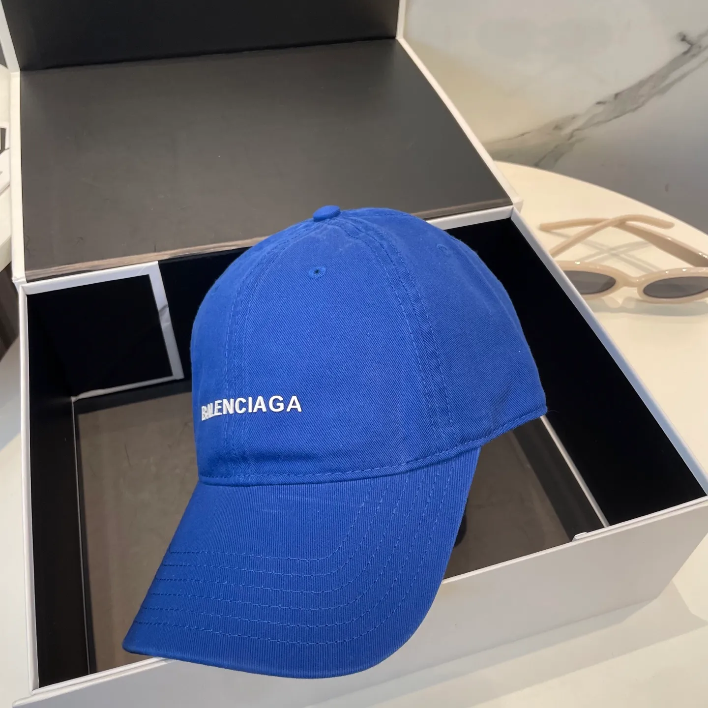 P50 Balenciaga Baseball Cap My family is already very proficient in Balenciaga’s craftsmanship. It’s a must-have. BALENCIAGA Balenciaga’s new washed pure cotton baseball cap. Heavy craftsmanship, double B letter logo, novel and fashionable trendy style. Exclusive physical shot of the same style for men and women. Unisex, adjustable