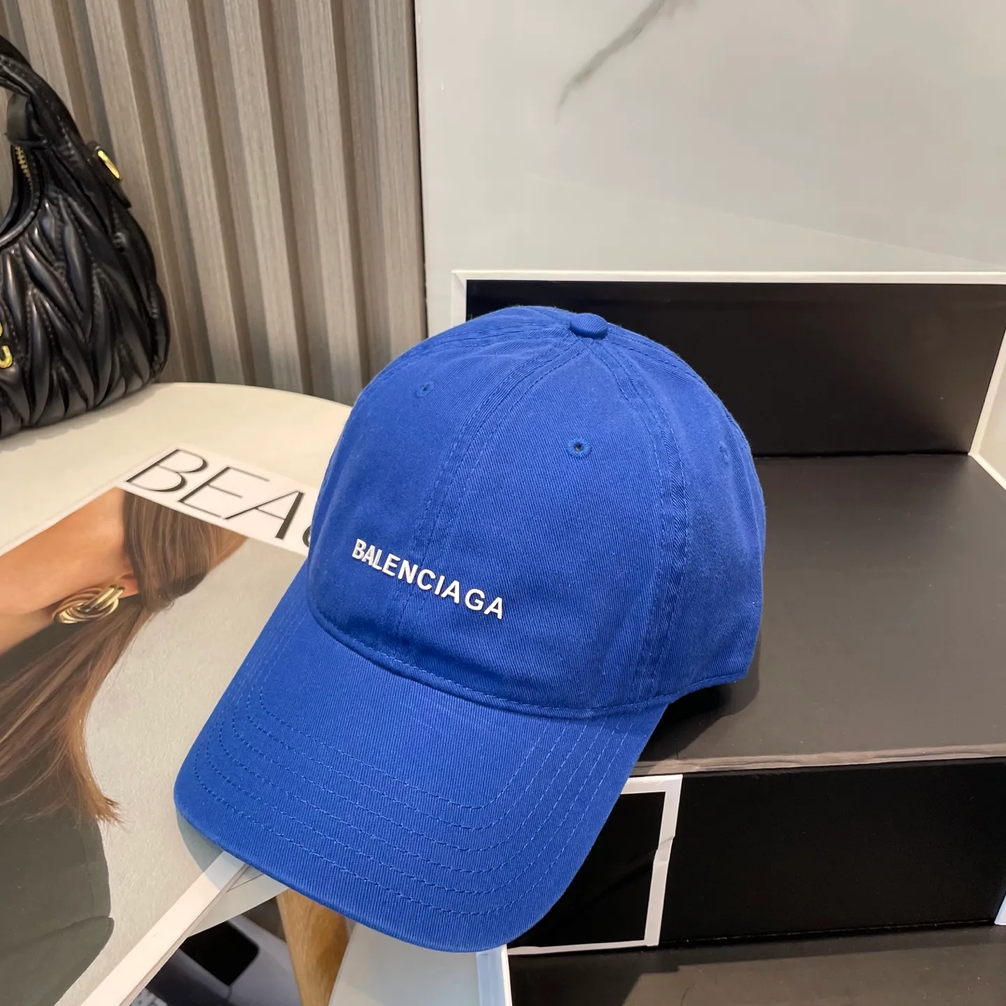 P50 Balenciaga Baseball Cap My family is already very proficient in Balenciaga’s craftsmanship. It’s a must-have. BALENCIAGA Balenciaga’s new washed pure cotton baseball cap. Heavy craftsmanship, double B letter logo, novel and fashionable trendy style. Exclusive physical shot of the same style for men and women. Unisex, adjustable