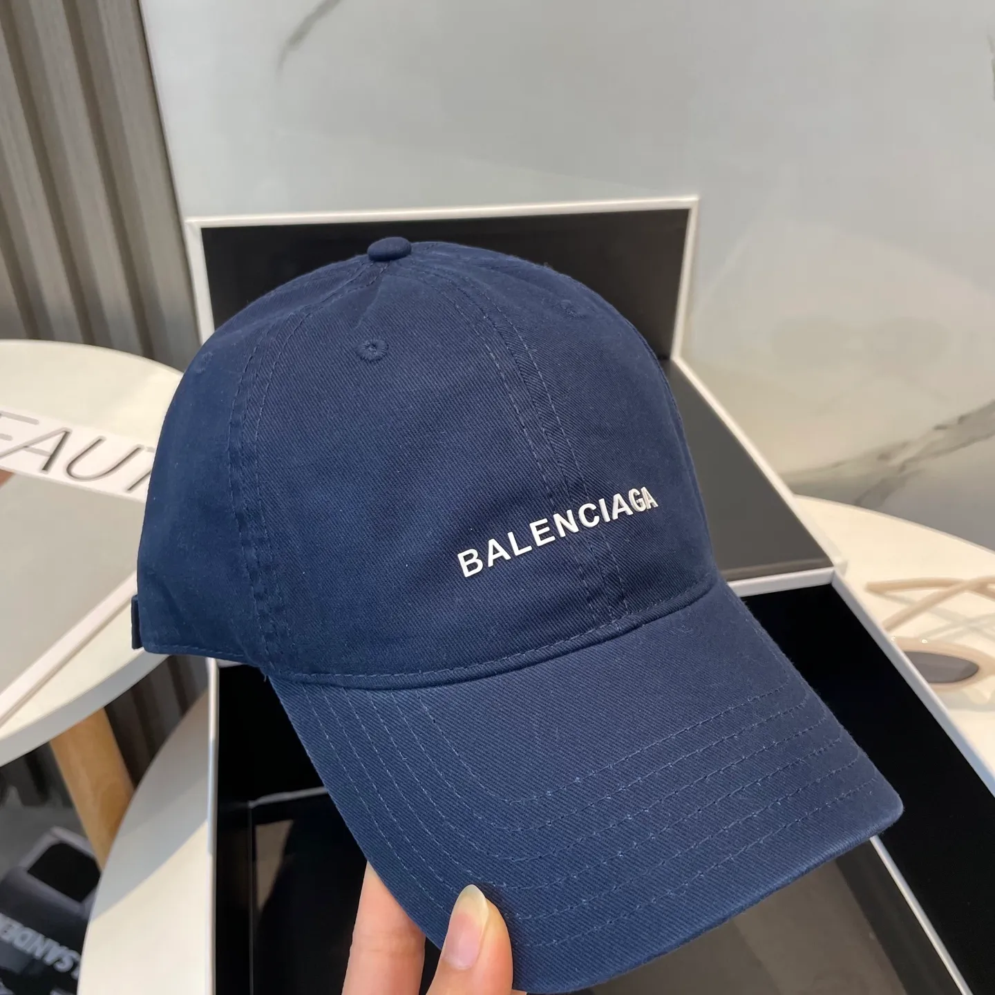 P50 Balenciaga Baseball Cap My family is already very proficient in Balenciaga’s craftsmanship. It’s a must-have. BALENCIAGA Balenciaga’s new washed pure cotton baseball cap. Heavy craftsmanship, double B letter logo, novel and fashionable trendy style. Exclusive physical shot of the same style for men and women. Unisex, adjustable