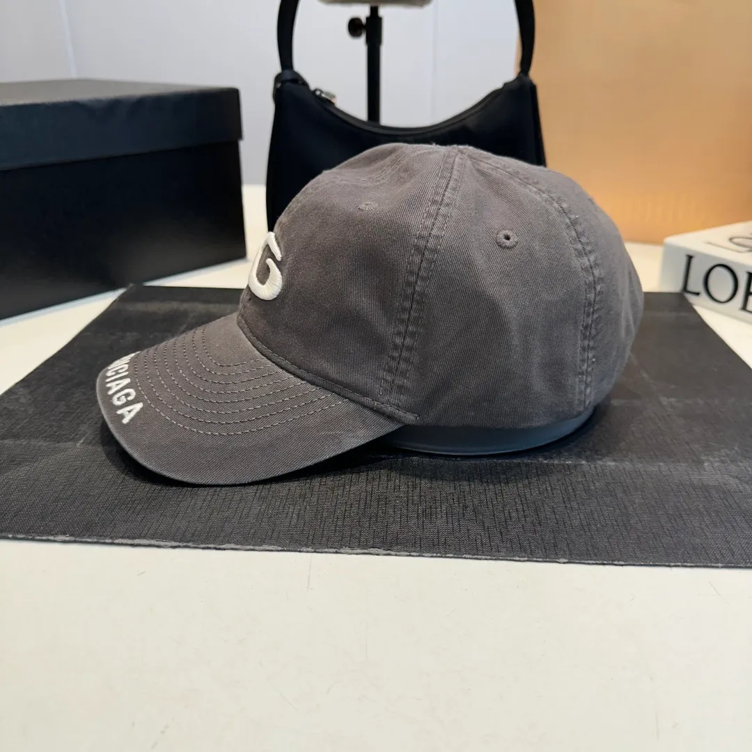 P50 Balenciaga's new baseball cap comes in two classic color options: dark gray and black. Made of high-quality fabrics, the texture is of premium quality, and the distressed craftsmanship gives the hat a unique retro charm. The hat body has an exquisite brand logo, highlighting the brand's charm and the wearer's fashion taste. The simple and versatile style can be easily matched with casual or trendy clothes to create a personalized look for you. It is a high-quality accessory that fashion lovers should not miss.