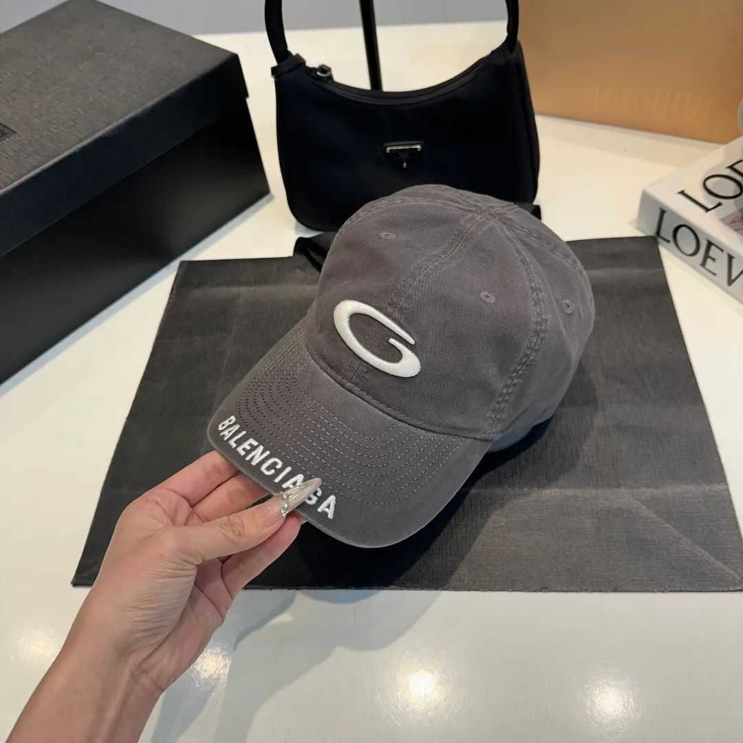 P50 Balenciaga's new baseball cap comes in two classic color options: dark gray and black. Made of high-quality fabrics, the texture is of premium quality, and the distressed craftsmanship gives the hat a unique retro charm. The hat body has an exquisite brand logo, highlighting the brand's charm and the wearer's fashion taste. The simple and versatile style can be easily matched with casual or trendy clothes to create a personalized look for you. It is a high-quality accessory that fashion lovers should not miss.