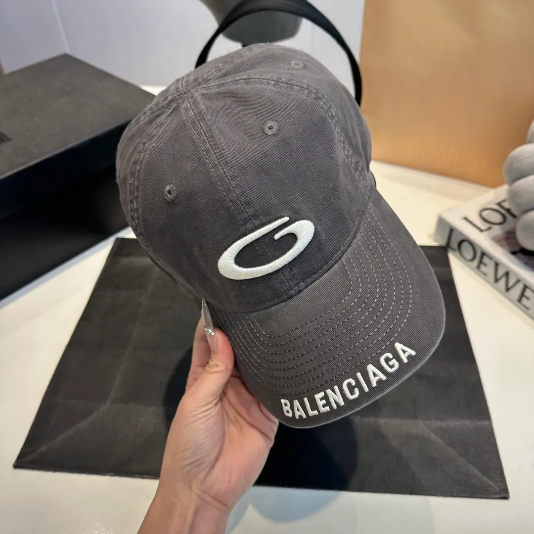 P50 Balenciaga's new baseball cap comes in two classic color options: dark gray and black. Made of high-quality fabrics, the texture is of premium quality, and the distressed craftsmanship gives the hat a unique retro charm. The hat body has an exquisite brand logo, highlighting the brand's charm and the wearer's fashion taste. The simple and versatile style can be easily matched with casual or trendy clothes to create a personalized look for you. It is a high-quality accessory that fashion lovers should not miss.