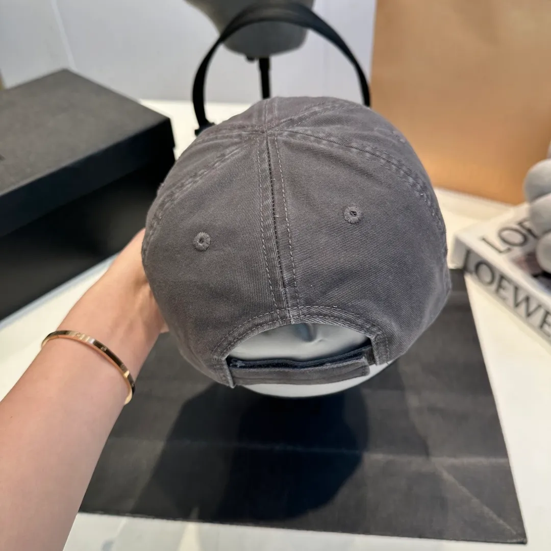 P50 Balenciaga's new baseball cap comes in two classic color options: dark gray and black. Made of high-quality fabrics, the texture is of premium quality, and the distressed craftsmanship gives the hat a unique retro charm. The hat body has an exquisite brand logo, highlighting the brand's charm and the wearer's fashion taste. The simple and versatile style can be easily matched with casual or trendy clothes to create a personalized look for you. It is a high-quality accessory that fashion lovers should not miss.
