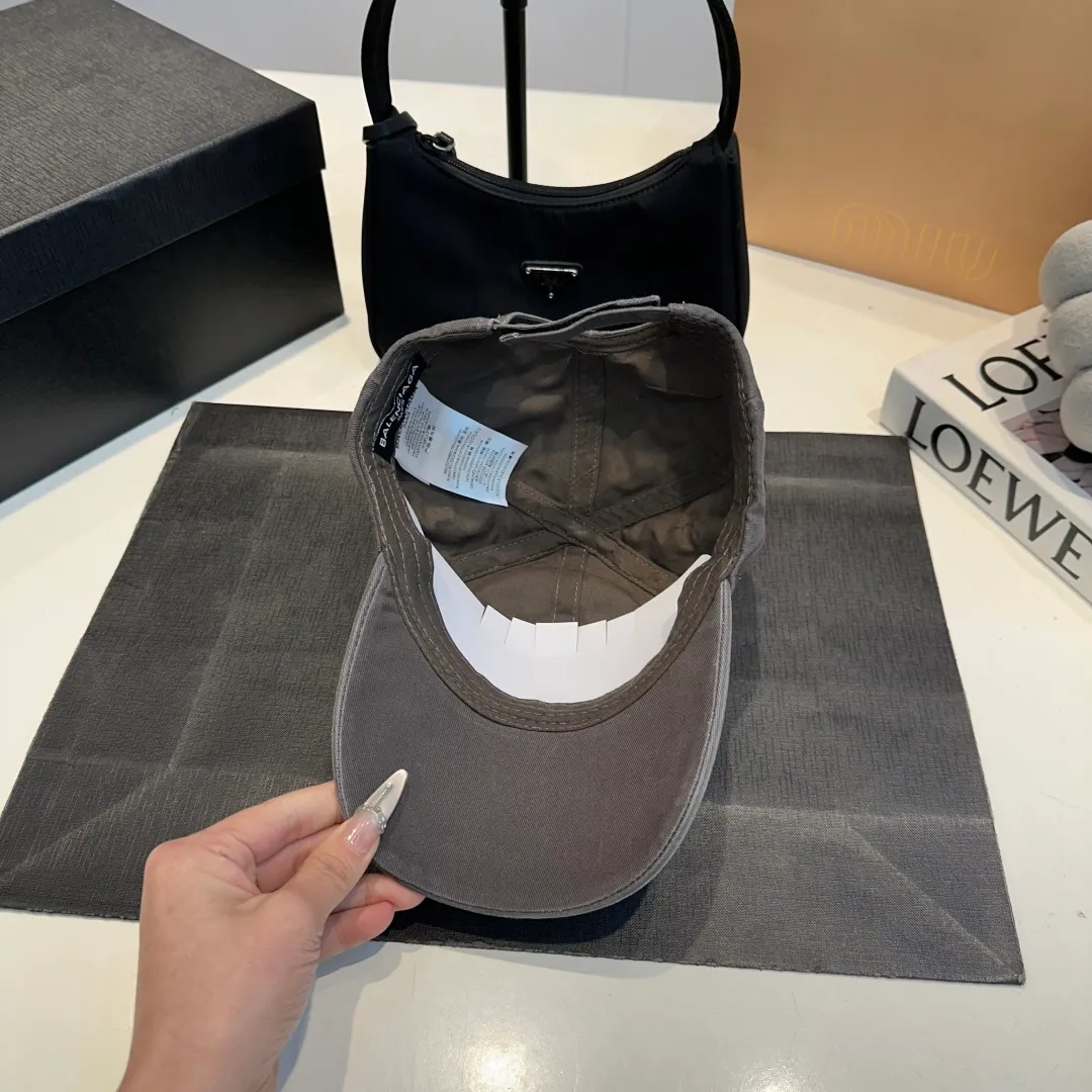 P50 Balenciaga's new baseball cap comes in two classic color options: dark gray and black. Made of high-quality fabrics, the texture is of premium quality, and the distressed craftsmanship gives the hat a unique retro charm. The hat body has an exquisite brand logo, highlighting the brand's charm and the wearer's fashion taste. The simple and versatile style can be easily matched with casual or trendy clothes to create a personalized look for you. It is a high-quality accessory that fashion lovers should not miss.