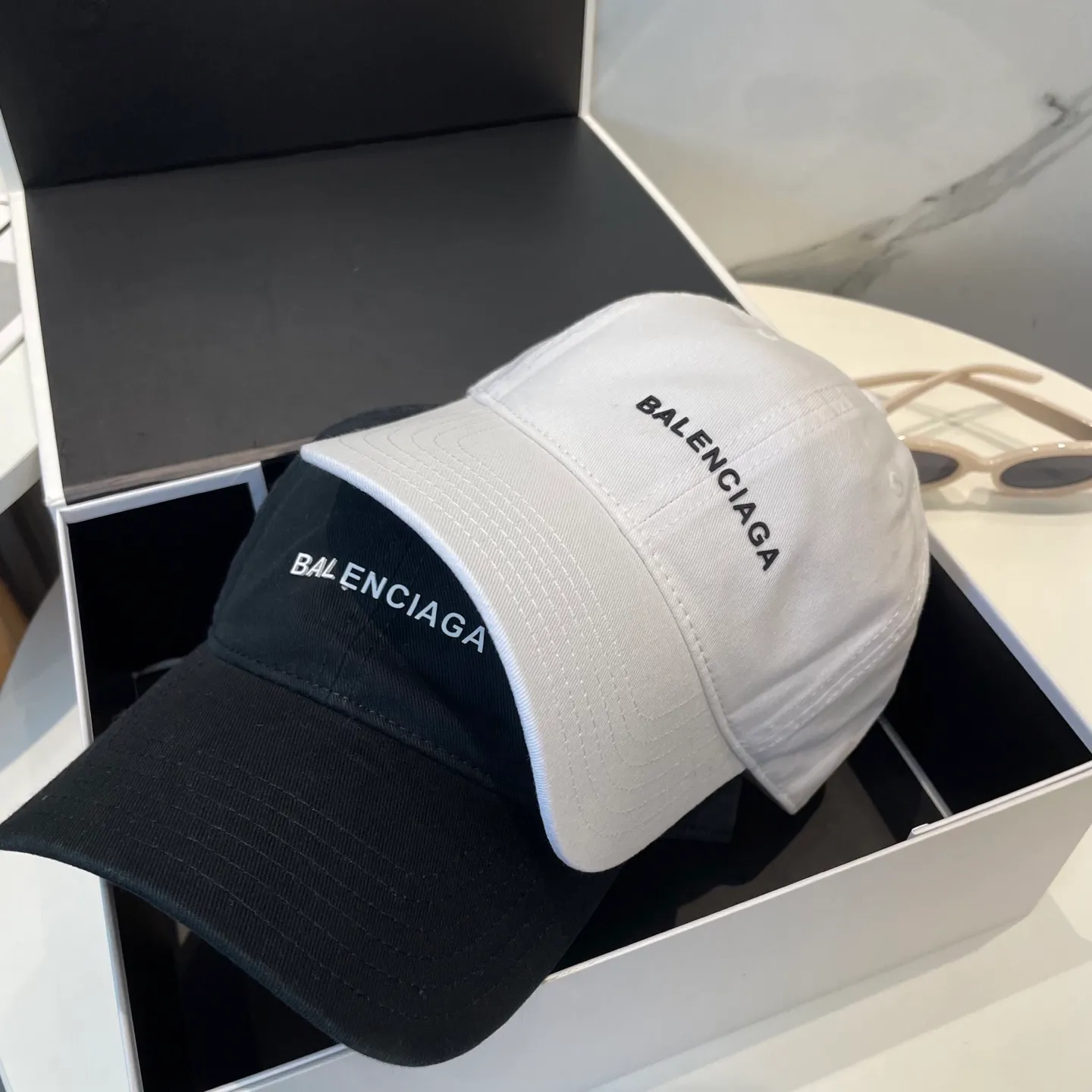 P50 Balenciaga Baseball Cap My family is already very proficient in Balenciaga’s craftsmanship. It’s a must-have. BALENCIAGA Balenciaga’s new washed pure cotton baseball cap. Heavy craftsmanship, double B letter logo, novel and fashionable trendy style. Exclusive physical shot of the same style for men and women. Unisex, adjustable